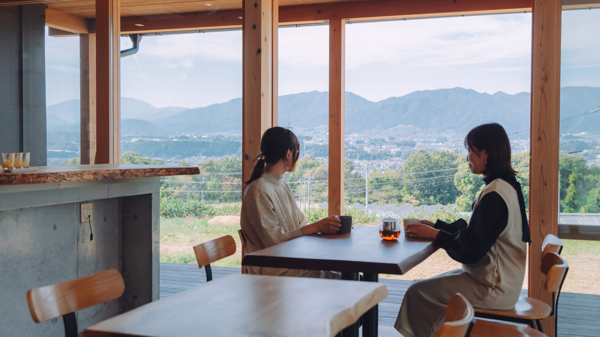 ・【カフェ】伊那谷を見下ろしながら憩いのひと時。友人や家族と素敵な思い出を語り合えます