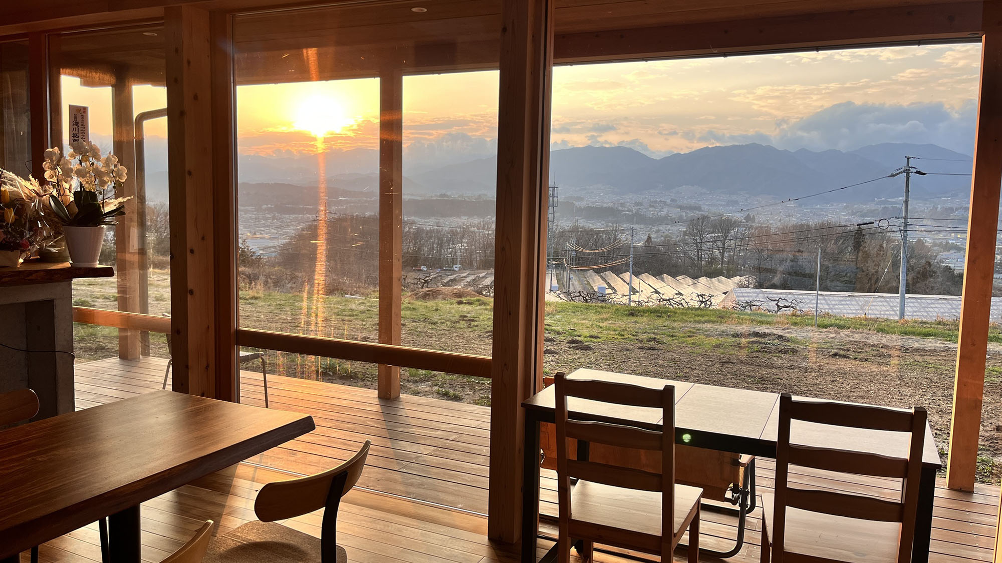 ・【カフェ】夕日が差し込む穏やかな時間。コーヒーを飲みながら景色に癒されます