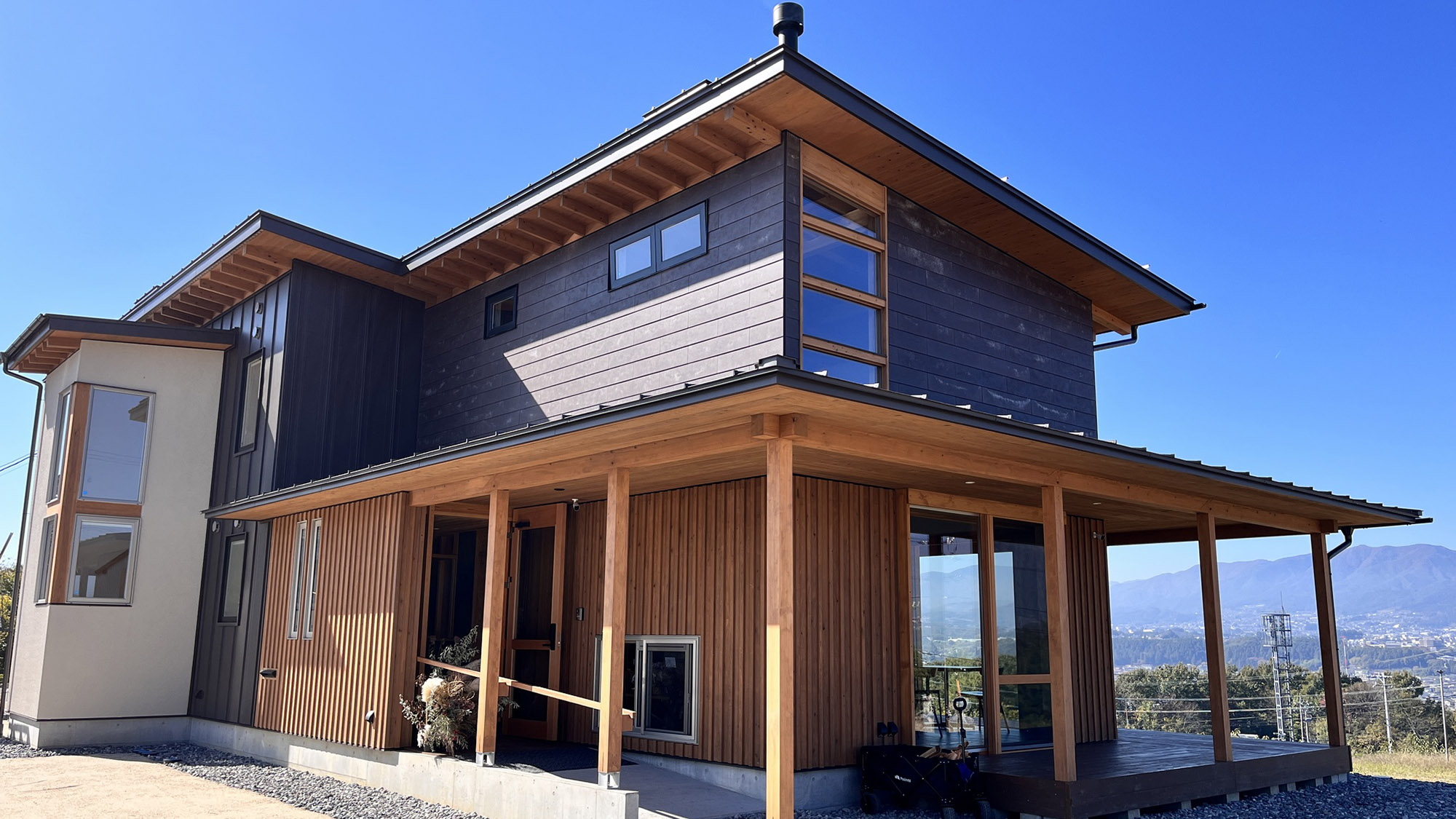 ・【外観】南信州・伊那谷にあるファームステイの宿。1階にカフェを併設しています