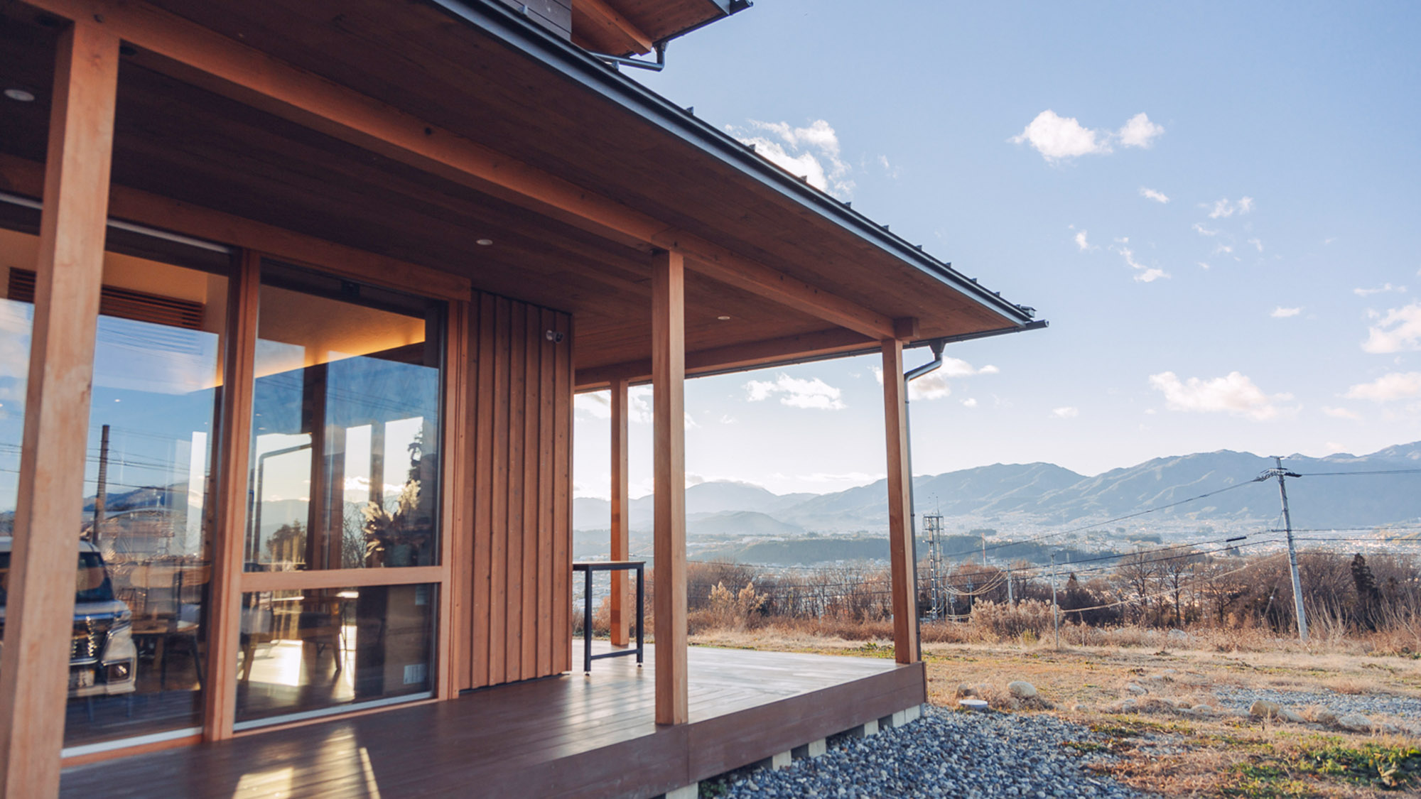 ・【外観】開放的なウッドデッキ。一棟貸し利用の場合には、BBQを楽しむこともできます