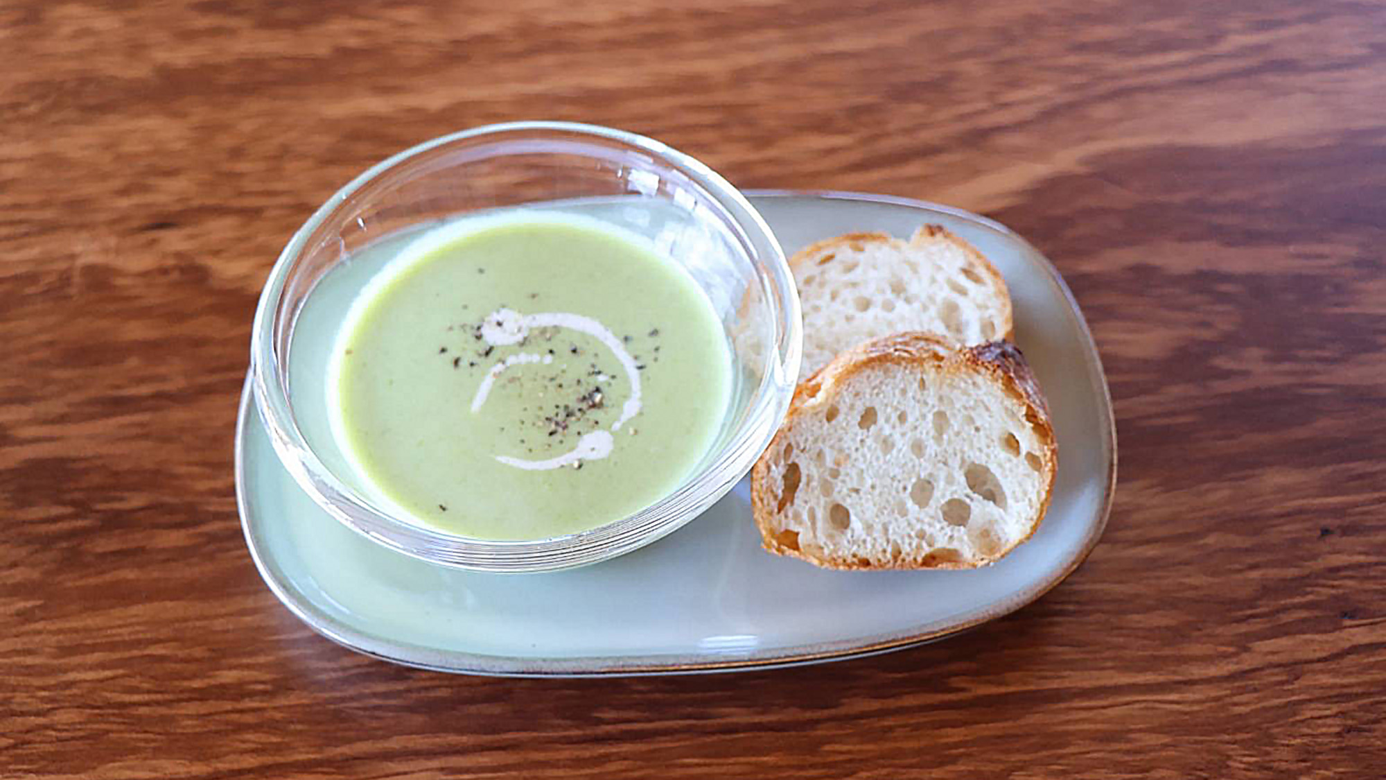 ・【お食事一例】やさしい味わいの野菜のポタージュスープ。パンと一緒にお召し上がりください
