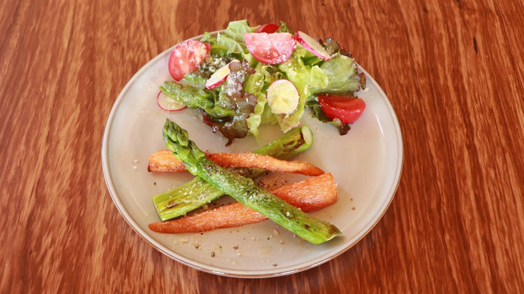 ・【お食事一例】色とりどりの立派なお野菜を堪能できる一皿。いつものお野菜とは一味違います