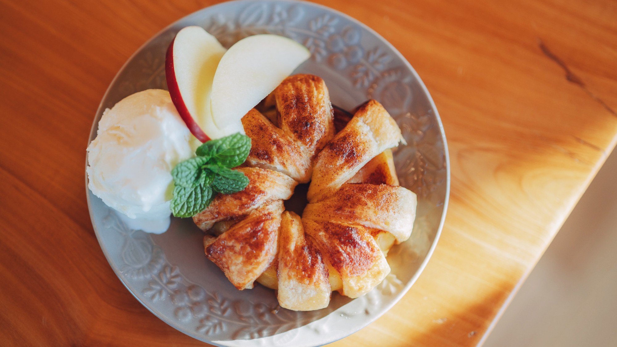 ・【クリスマス】長野県産のリンゴを使用したアップルパイ。サクサクの食感、シナモン風味がアクセントに