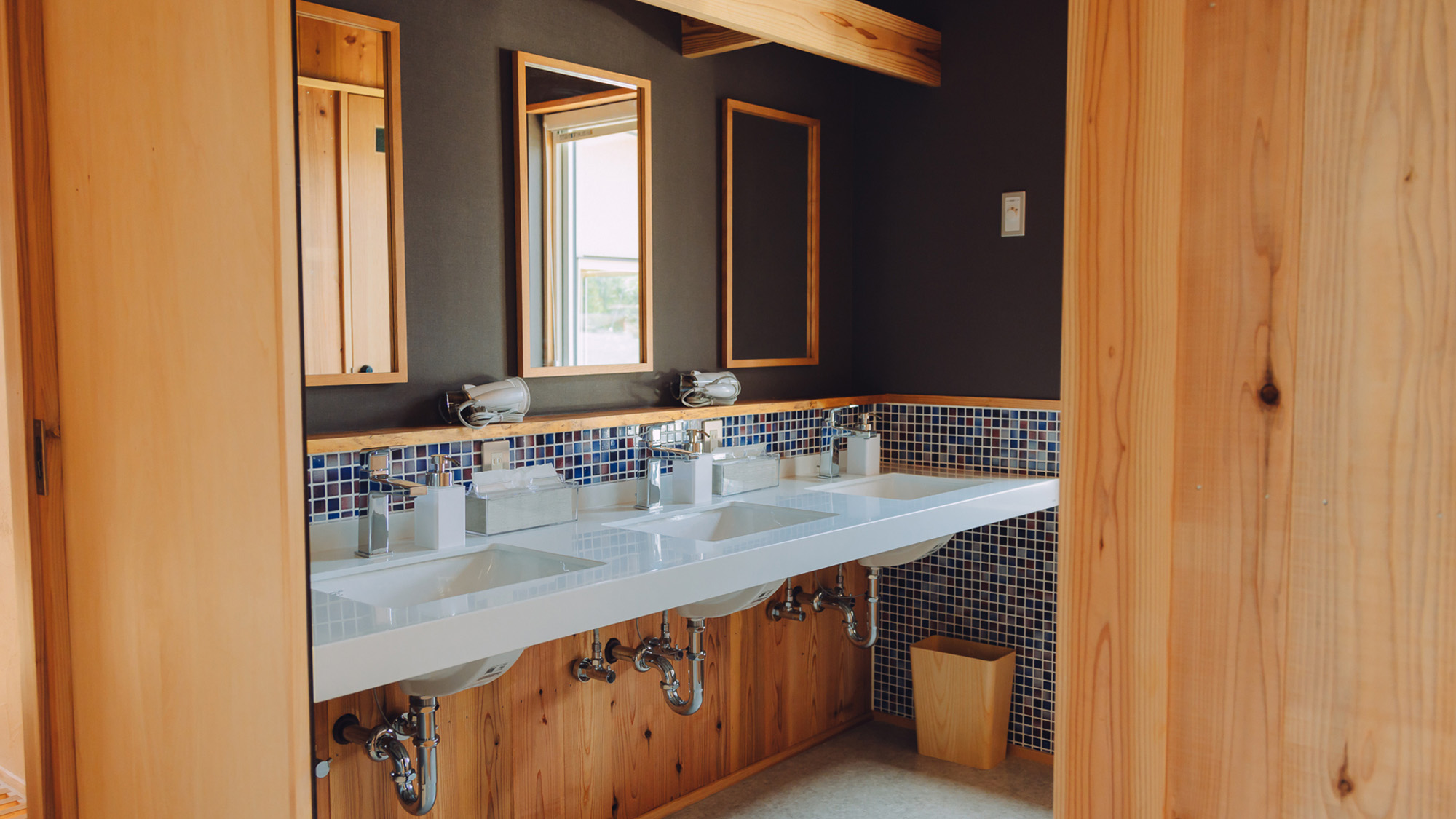 ・【共用洗面台】木の温もりが心地よい広々とした空間に、洗面台が3つ。ドライヤーも完備しております