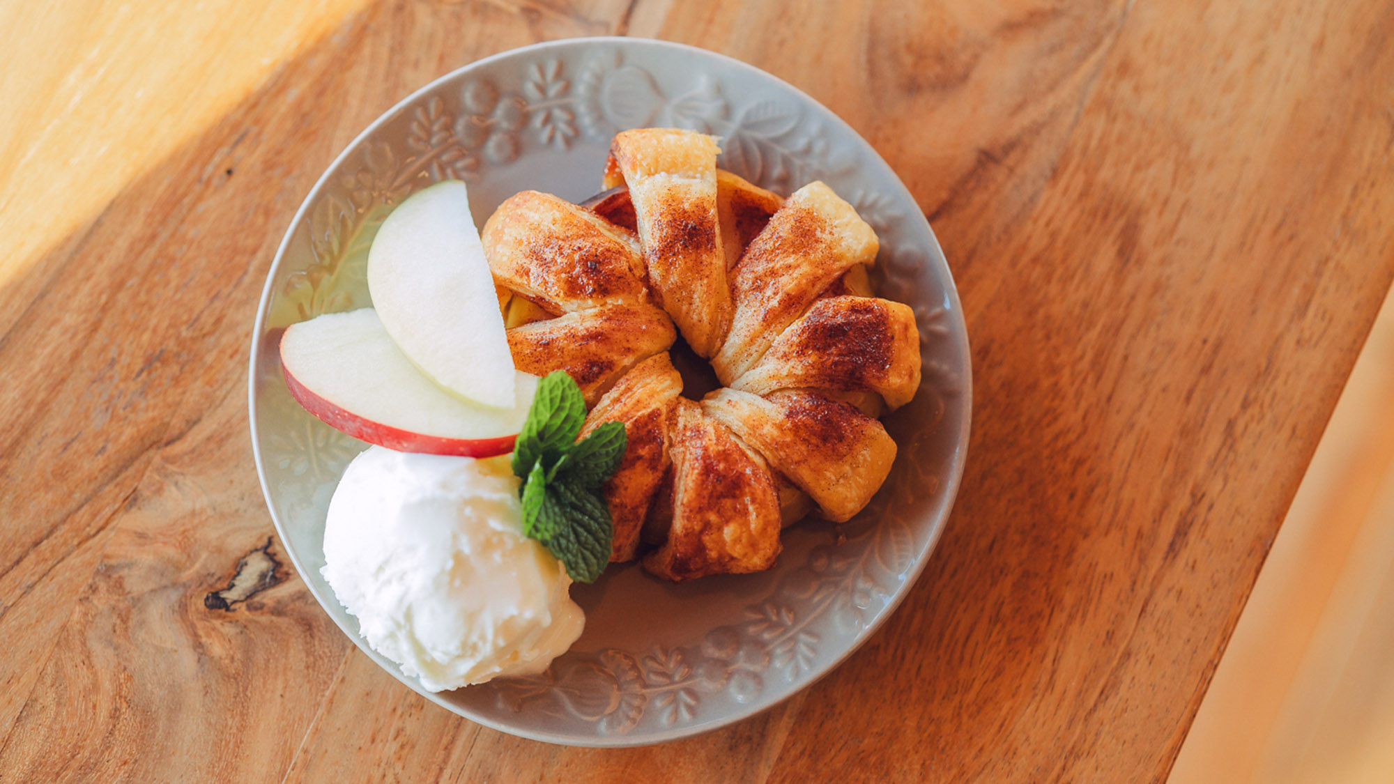 ・【お食事一例】地元産のリンゴを使用したアップルパイ。サクサクの食感、シナモン風味がアクセントに