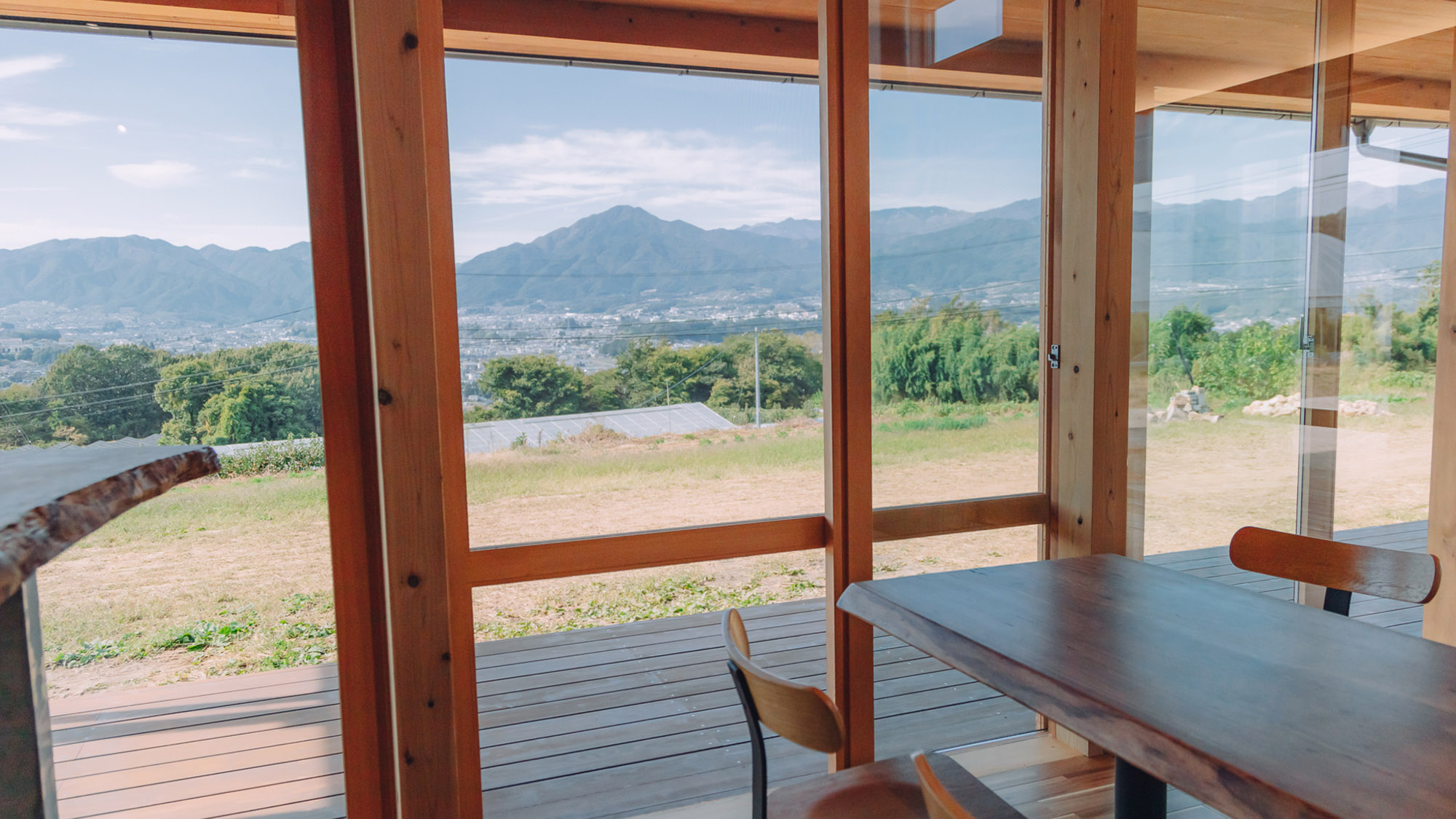 ・【カフェ】飯田市の街並みと田畑を一望。穏やかな時間をお過ごしいただけます