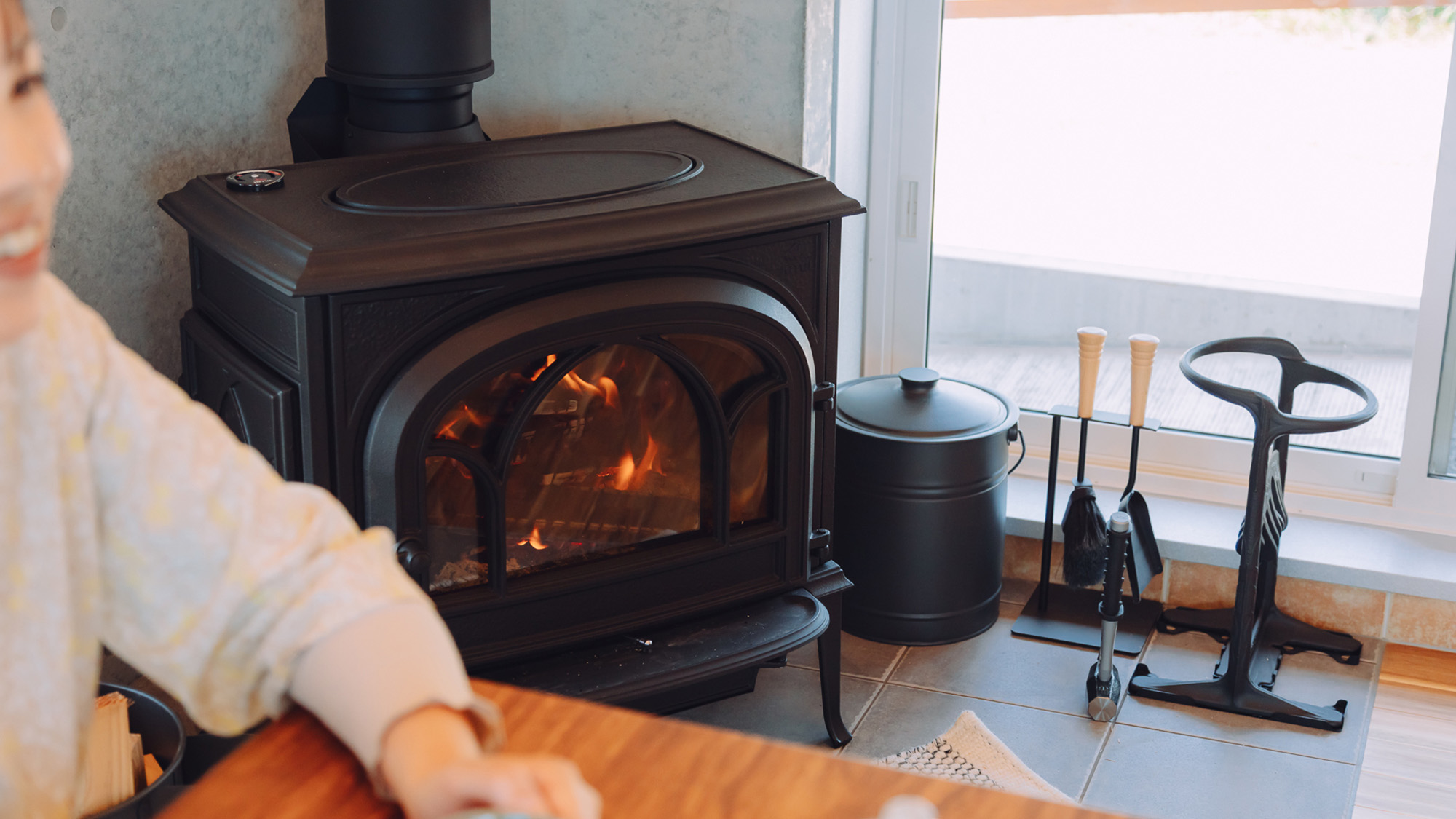 ・【カフェ】寒い時期には薪ストーブが活躍。温かみのある炎が彩りを添えます