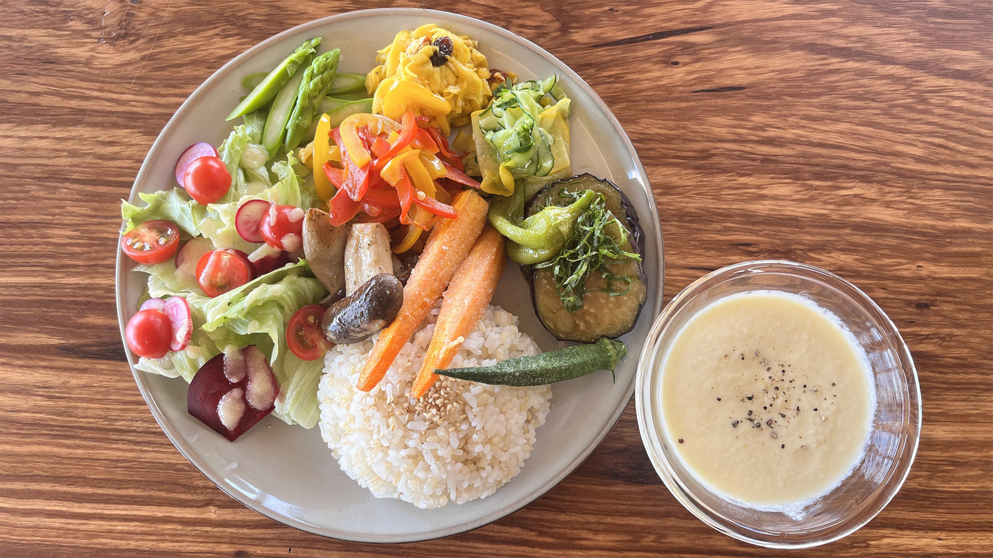 ・【お食事一例】地元産野菜の野菜が主役！彩り豊かなベジプレートランチ