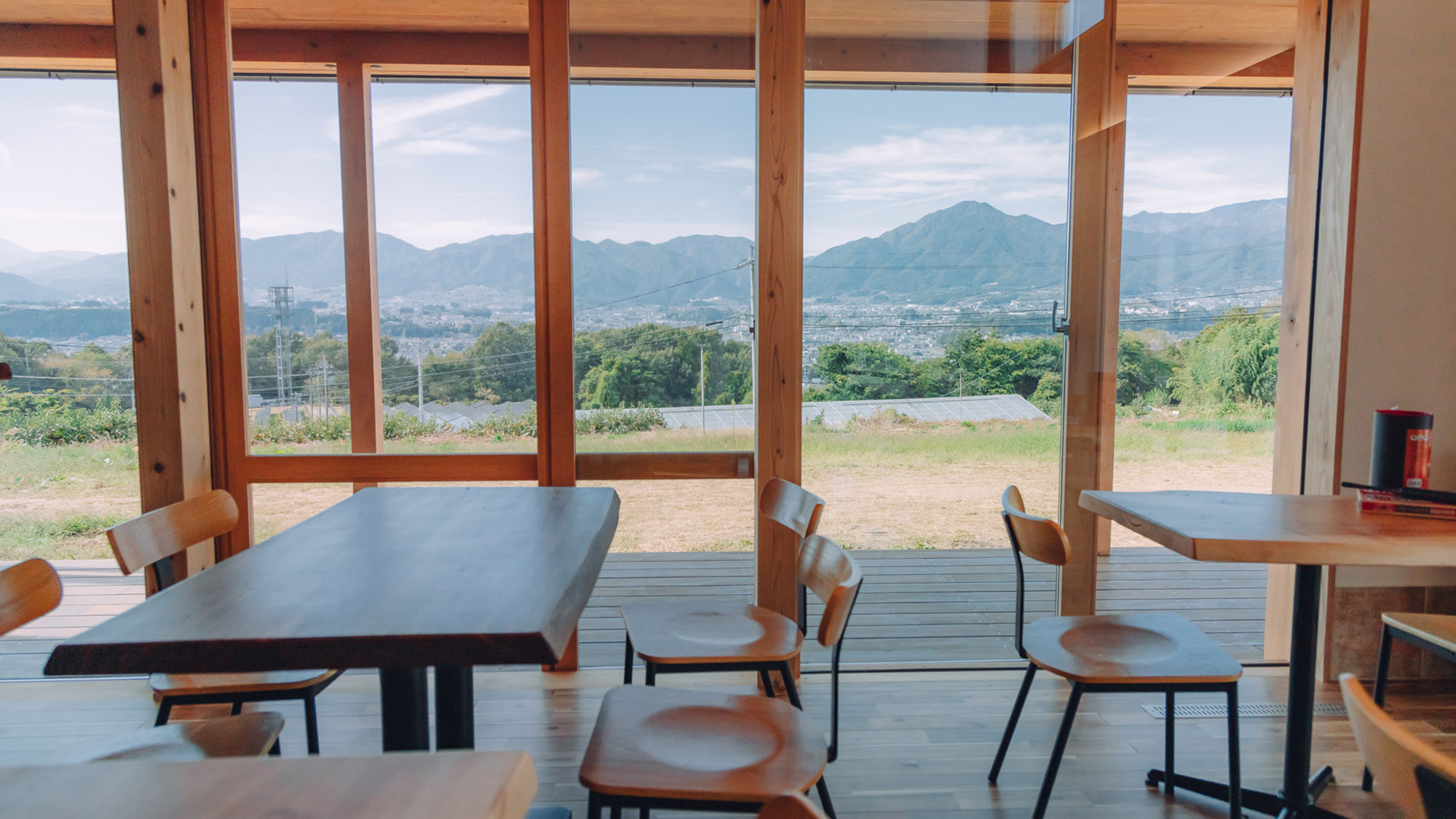 ・【カフェ】建材は地元の根羽すぎを使用。木のぬくもりを感じる空間です