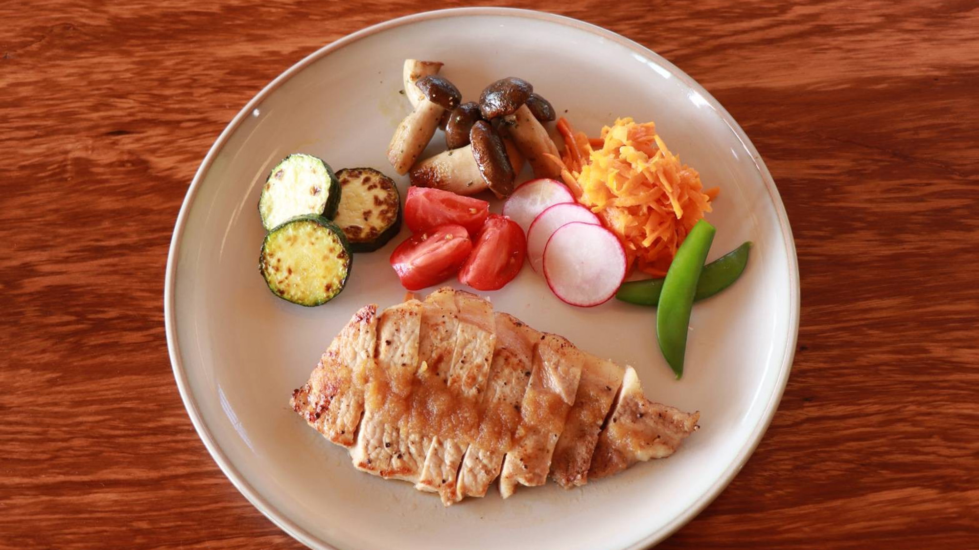 ・【お食事一例】彩り豊かな野菜とお肉を使った一品。シンプルな調理で素材の持つ旨味を引き出します