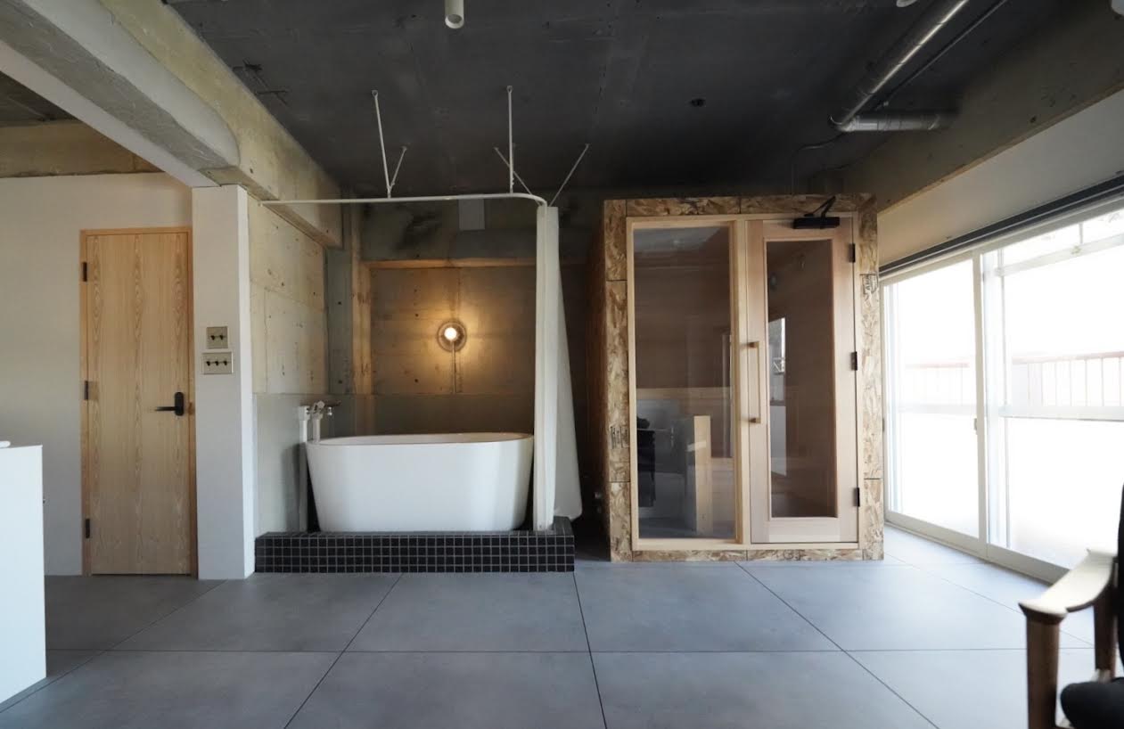 ROOM401・406のお部屋はロウリュウ可能なプライベートサウナ付きのお部屋となっております。 お時間が許される限り、お好きな時にお好きなだけご利用ください。 尚、サウナポンチョはクローゼットの中にありますのでご自由にお使いください。