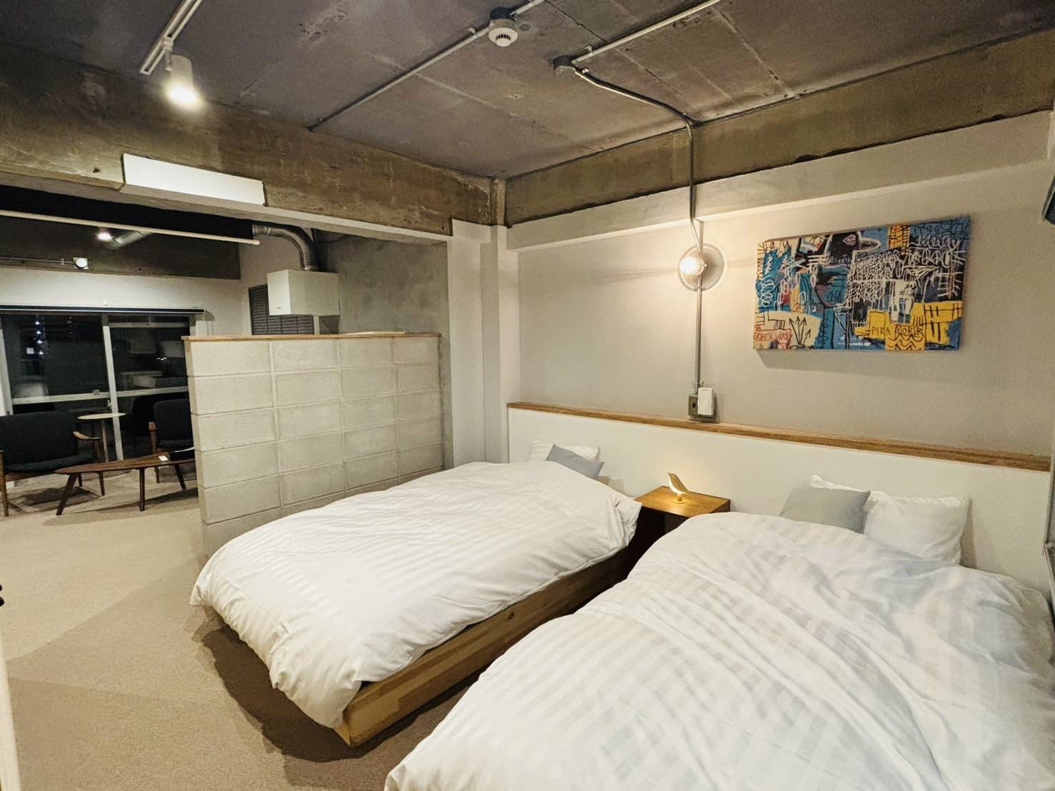 ベッドはセミダブルベット2台のツインルームになっております。 クローゼットに折り畳みのシングルベットを置いてます。ベッドが足らない場合お使いください。