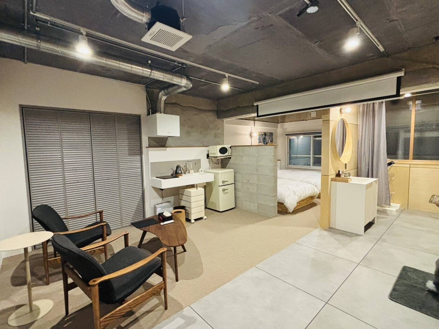 ROOM401・402のお部屋はテレビ等置いてませんがプロジェクタースクリーンを置いてあります。 プロジェクターはNebula3となっておりますので貸し出しをご希望される場合スタッフにお申し付けください。