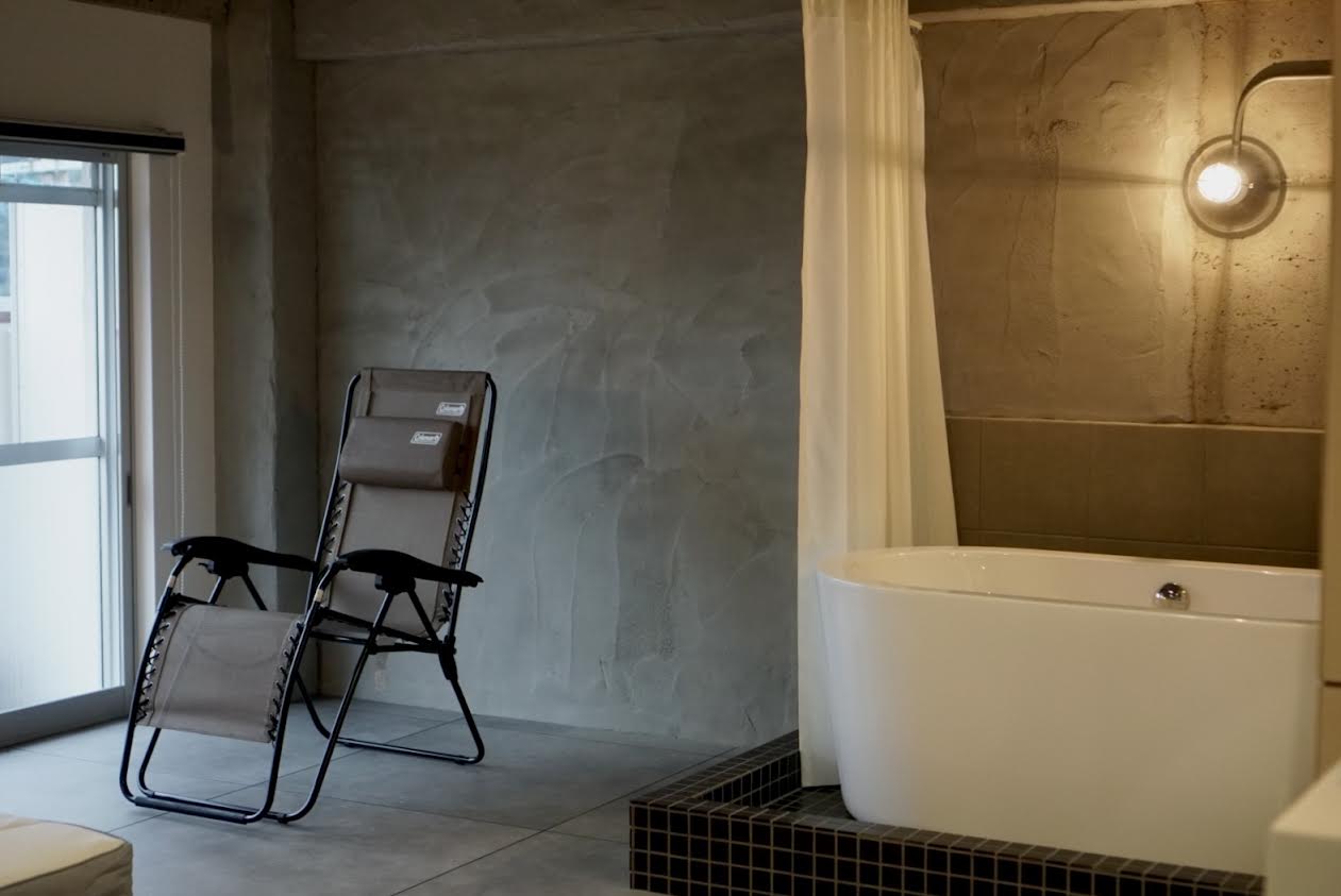 バスタブは各部屋独立しておりますので、お湯・水風呂としてお使い下さい。