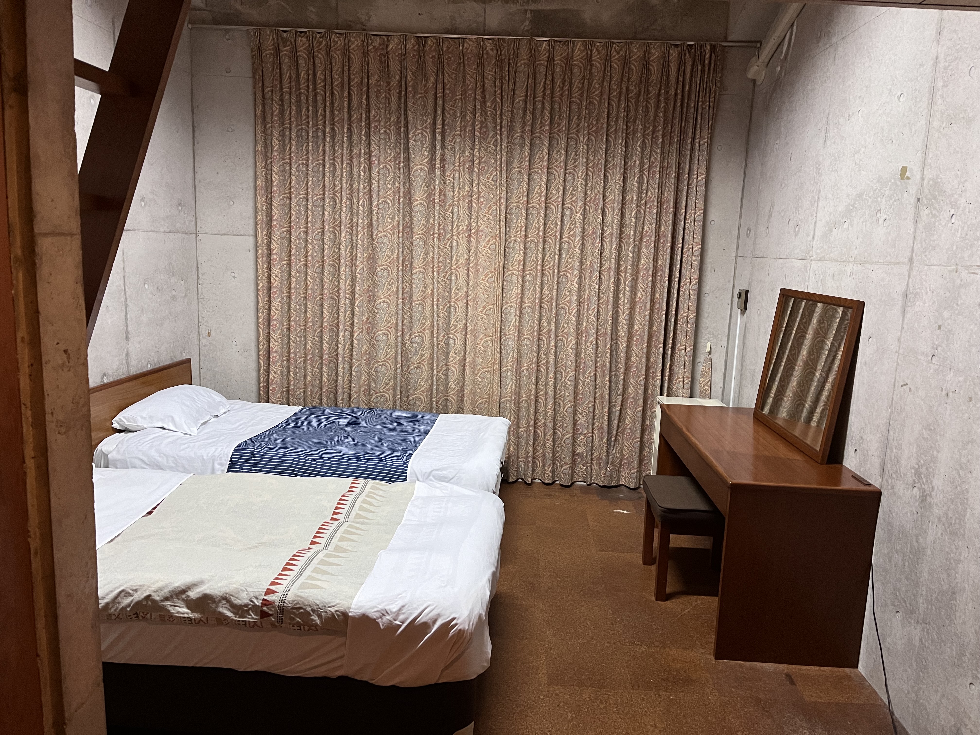 洋室ツインベッド　(13,2m2）　ユニットバス　ベッド120cm✖️２　無料wifi　 