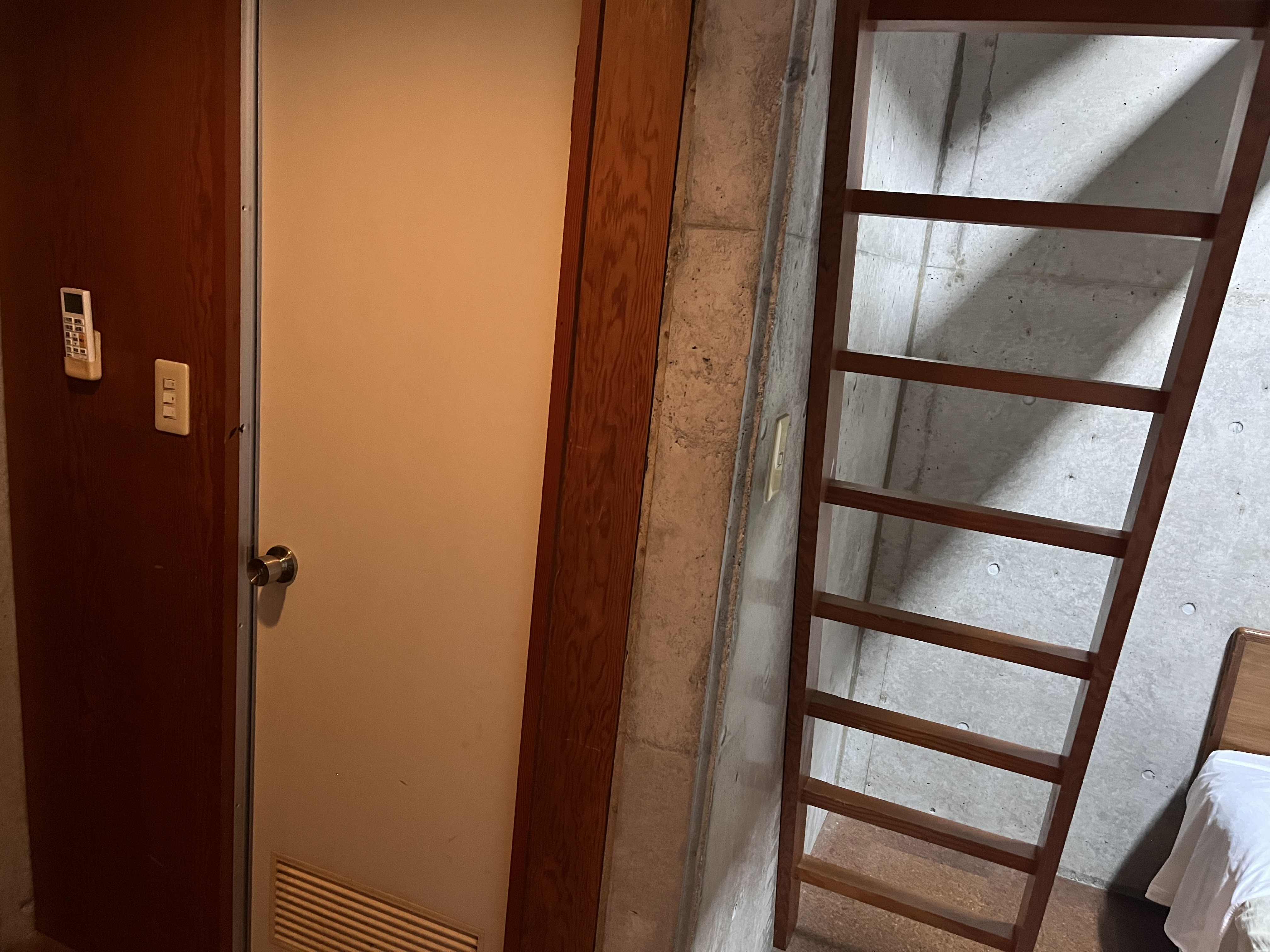 洋室ツインルーム　ロフト階段