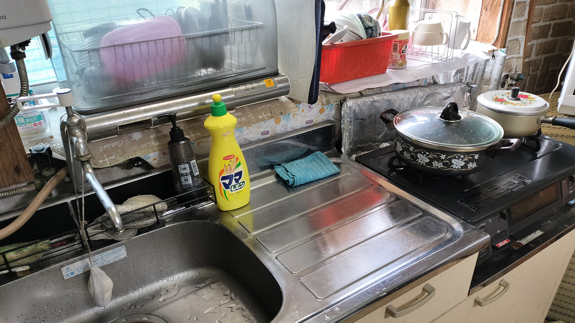 ・【キッチン】調理器具（包丁、まな板）、調味料、カトラリーなどを完備。ご自由にお使いいただけます