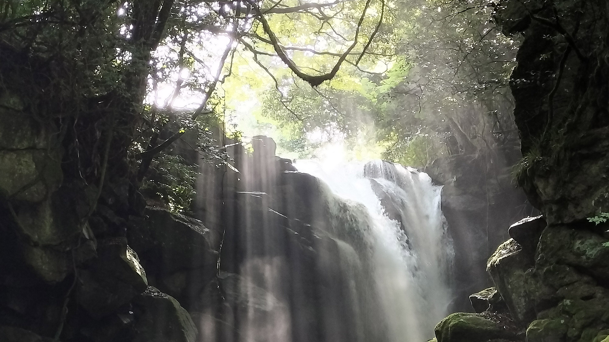・【周辺／夫婦滝】南小国町を流れる&ldquo;小田川&rdquo;と&ldquo;田の原川&rdquo;の合流点にある2つの小さな滝