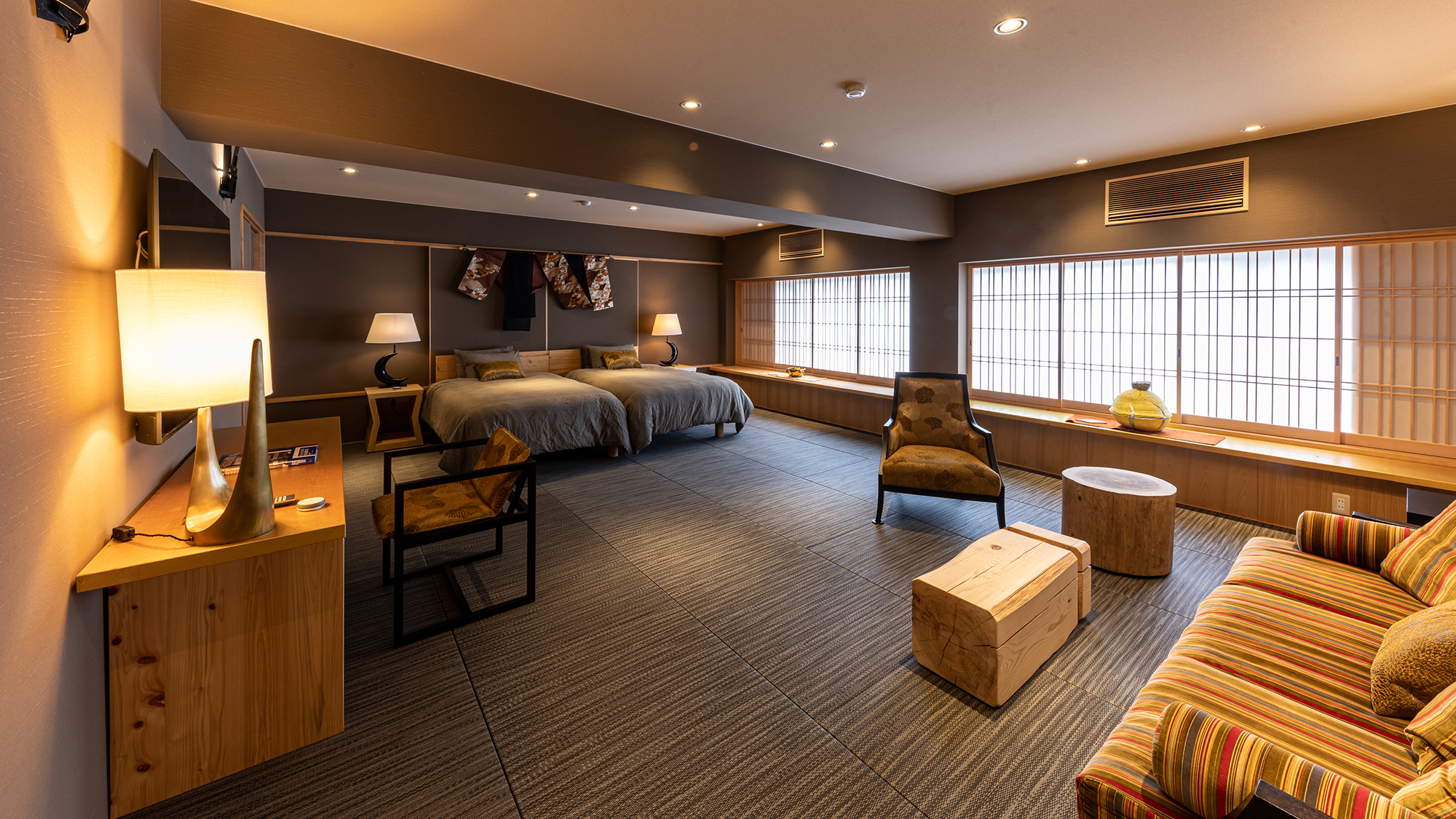 【寝室①-NOU-】セミダブルベッド2台、シャワールーム、トイレを備えております。