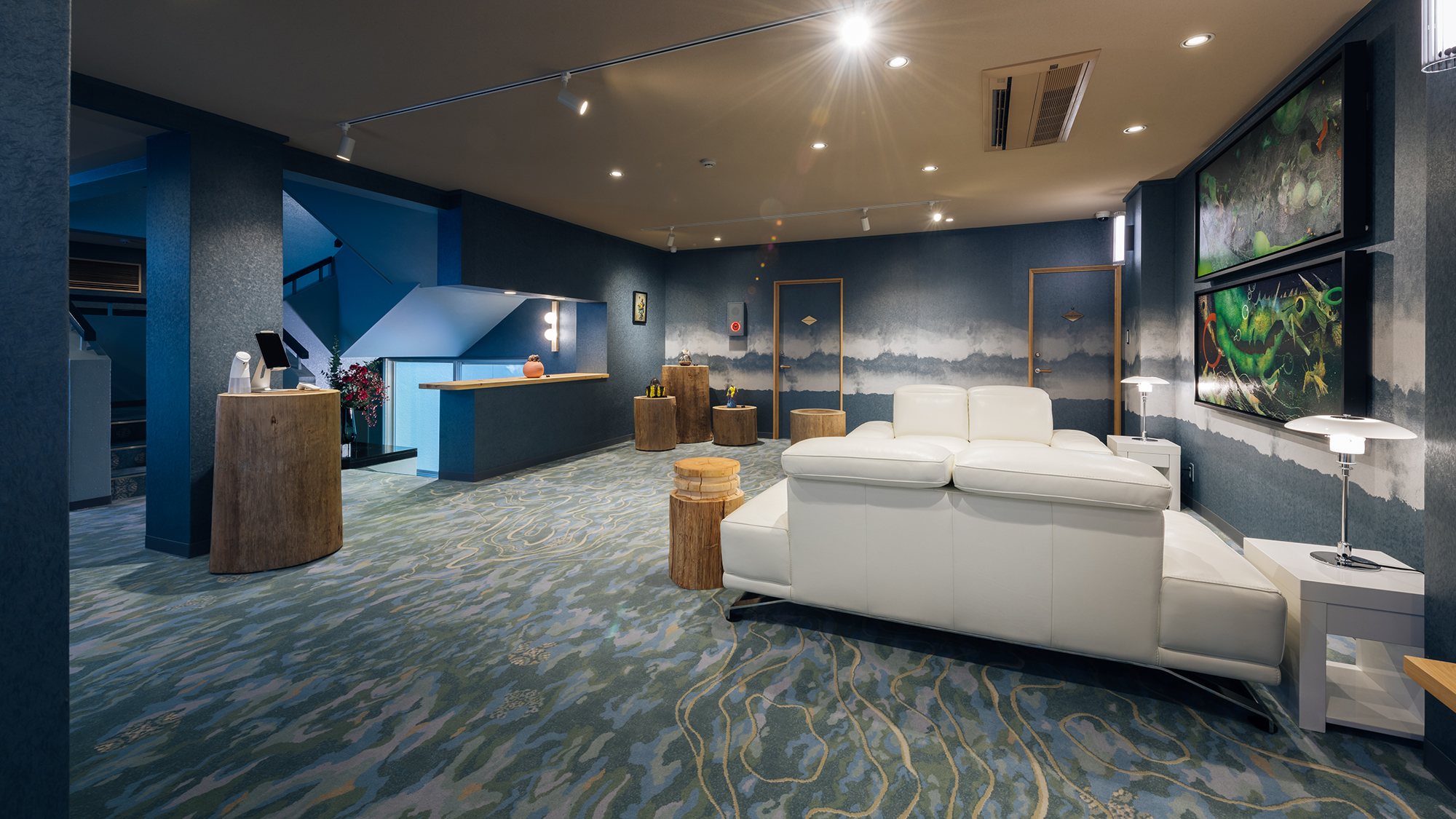 【ロビー】入った瞬間から美術館のような空間が広がります。