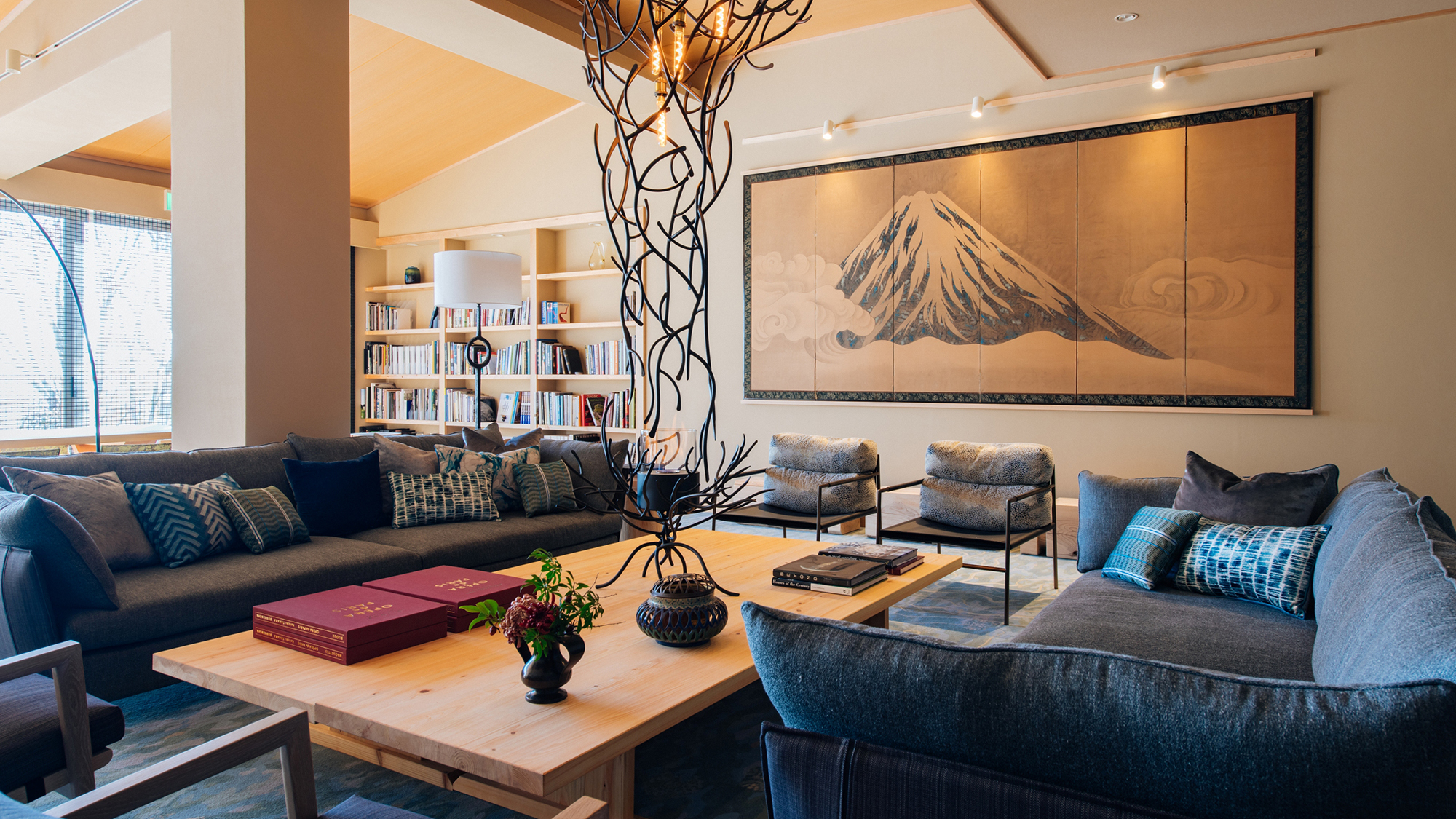 【リビング】美術品に囲まれて、ゆったりと過ごせる広々とした空間です。