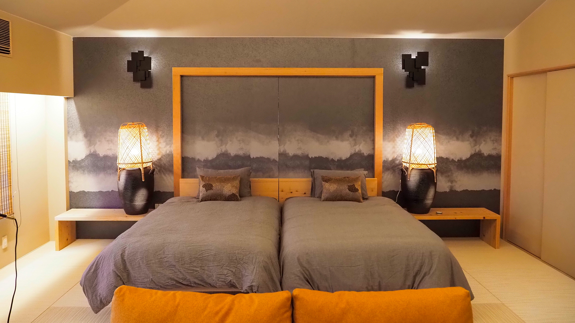 【寝室④-YAMA-】セミダブルベッド2台、シャワールーム、トイレを備えております。