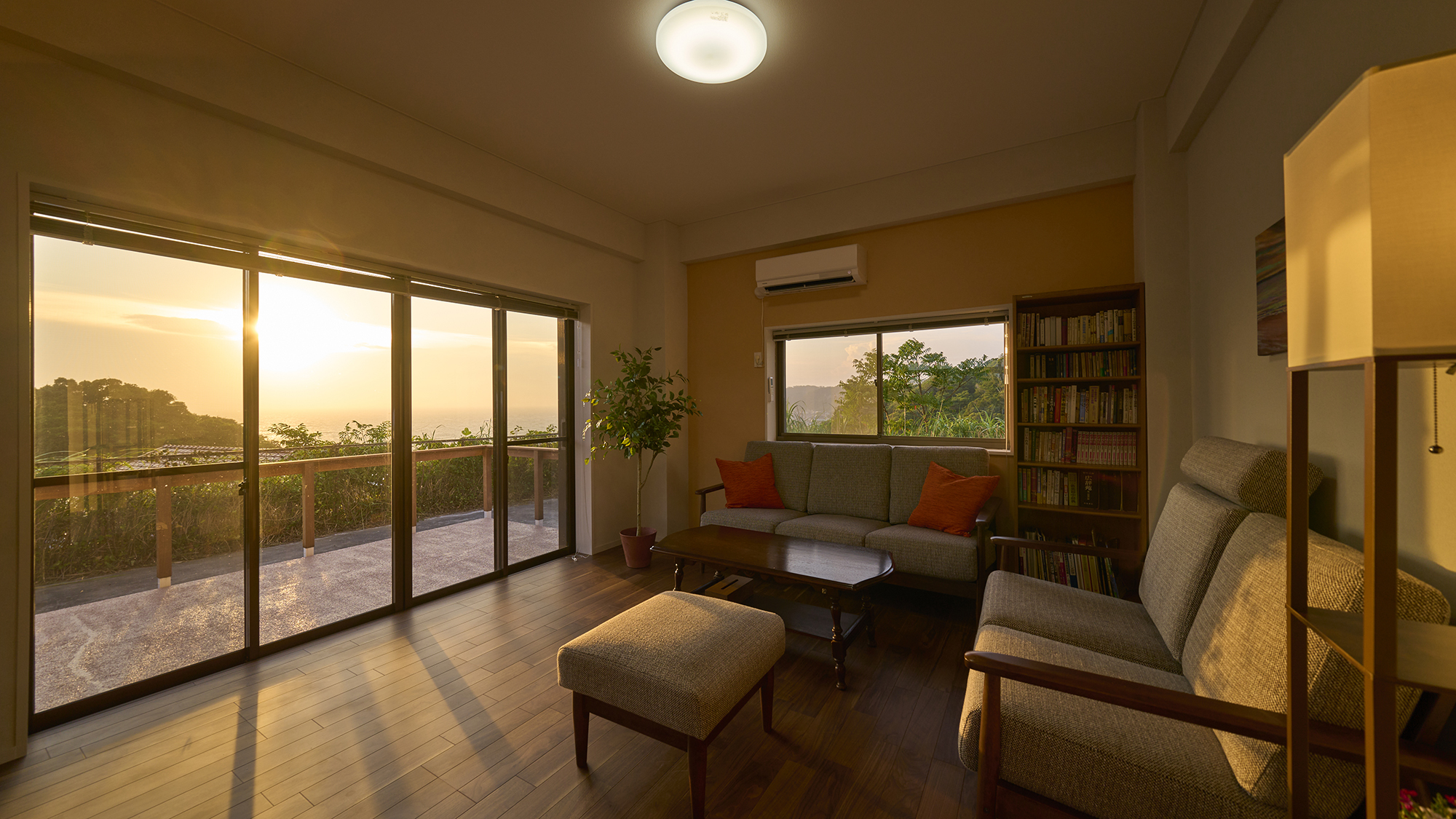 【リビング】房総の海に沈む美しい夕陽が眺められます。