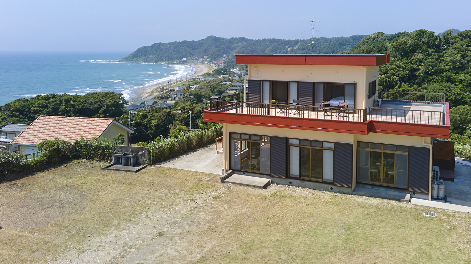 【駐車場】広々した敷地なので3台駐車可能です。