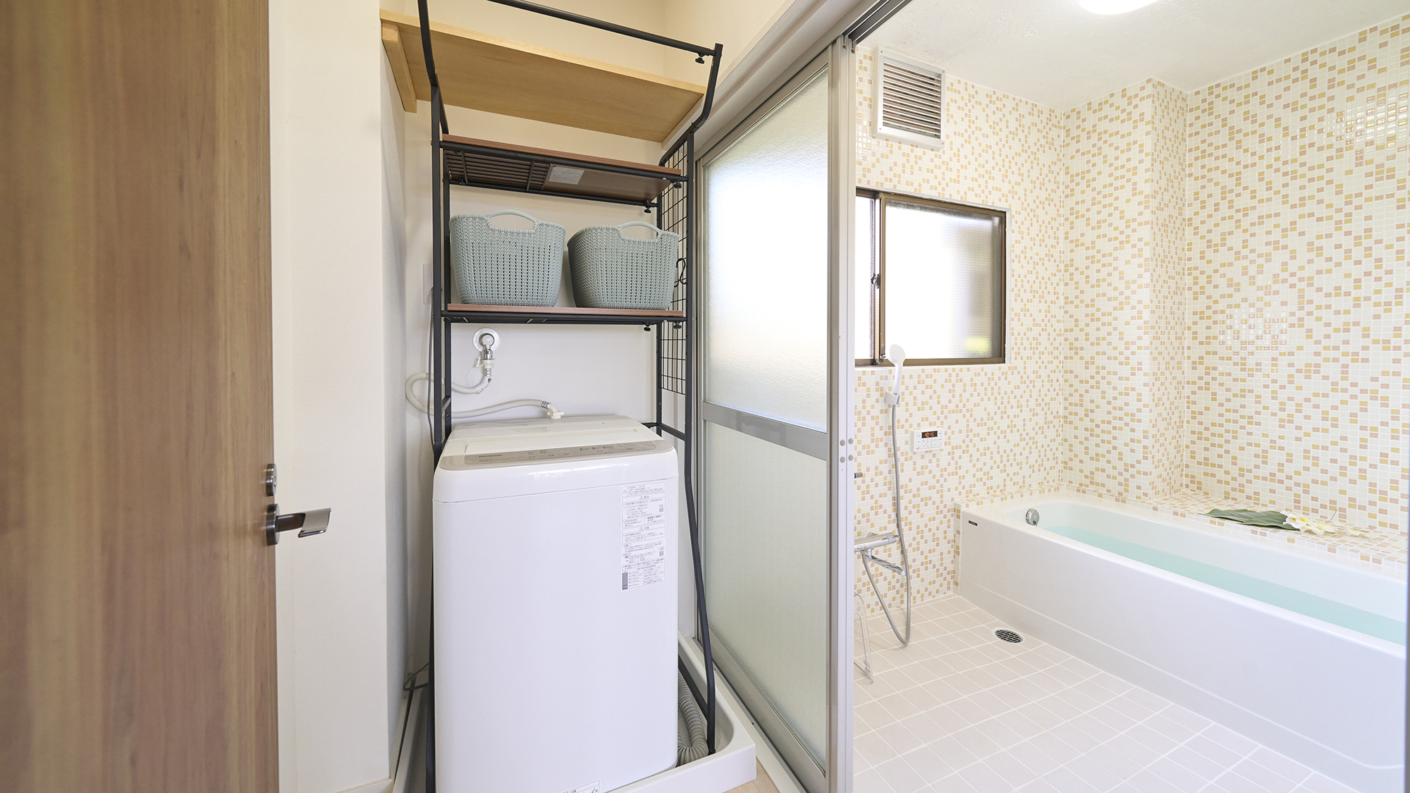 【脱衣所】洗濯機をご用意しております。※洗剤はご持参ください。
