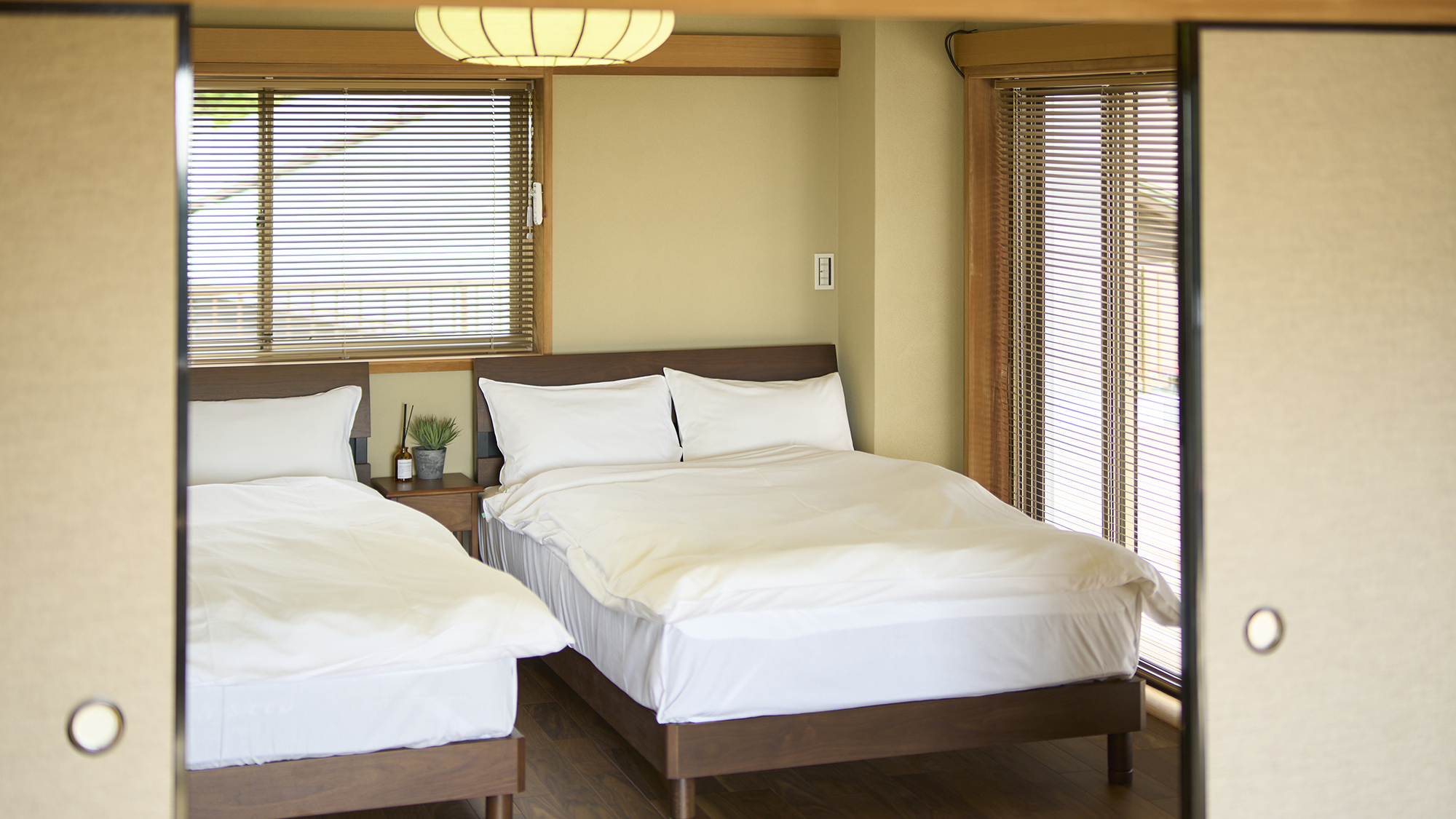 【寝室】セミダブルベッド2台をご用意しております。