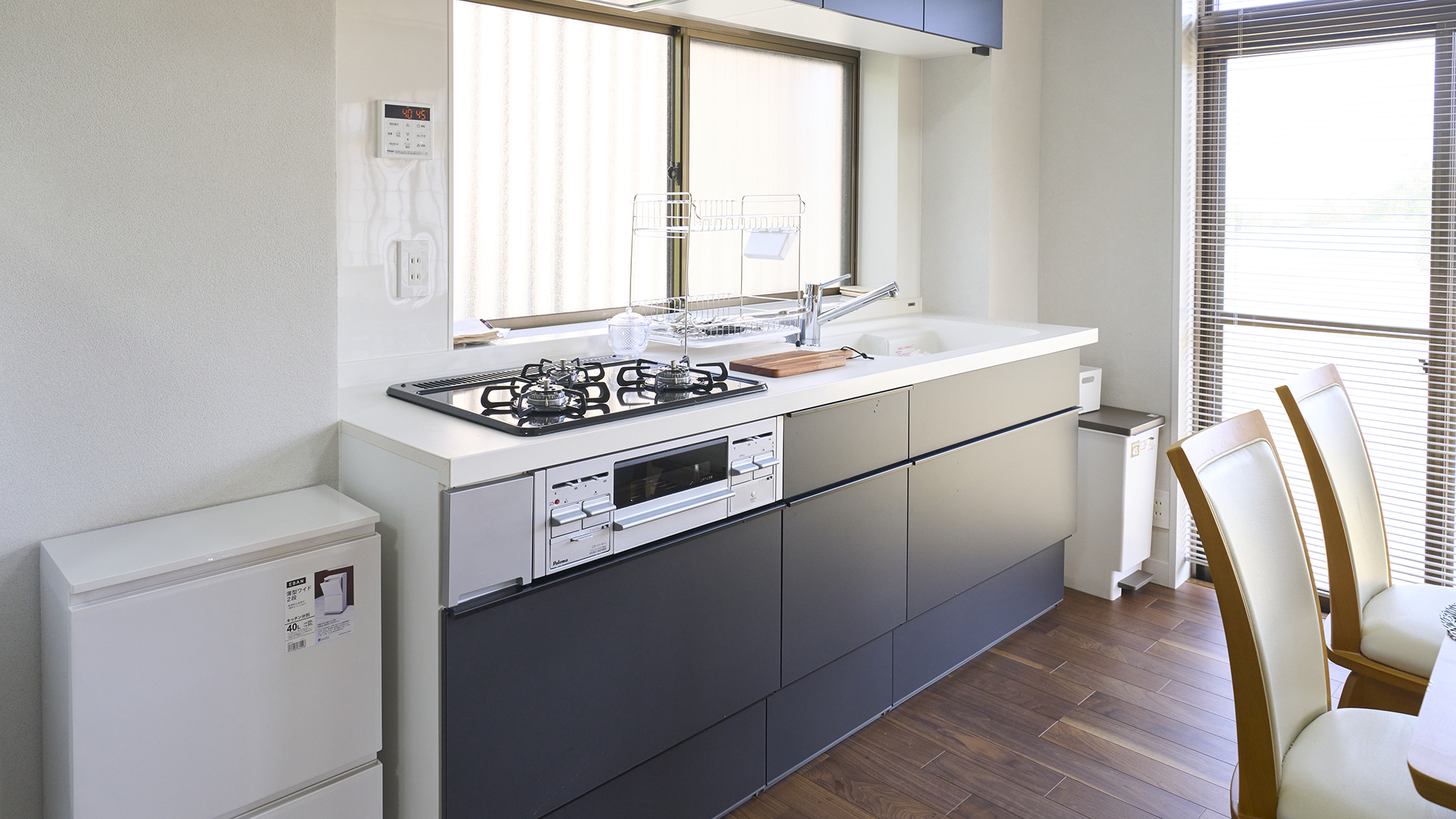 【キッチン】3口コンロと広々シンクで調理に便利です。