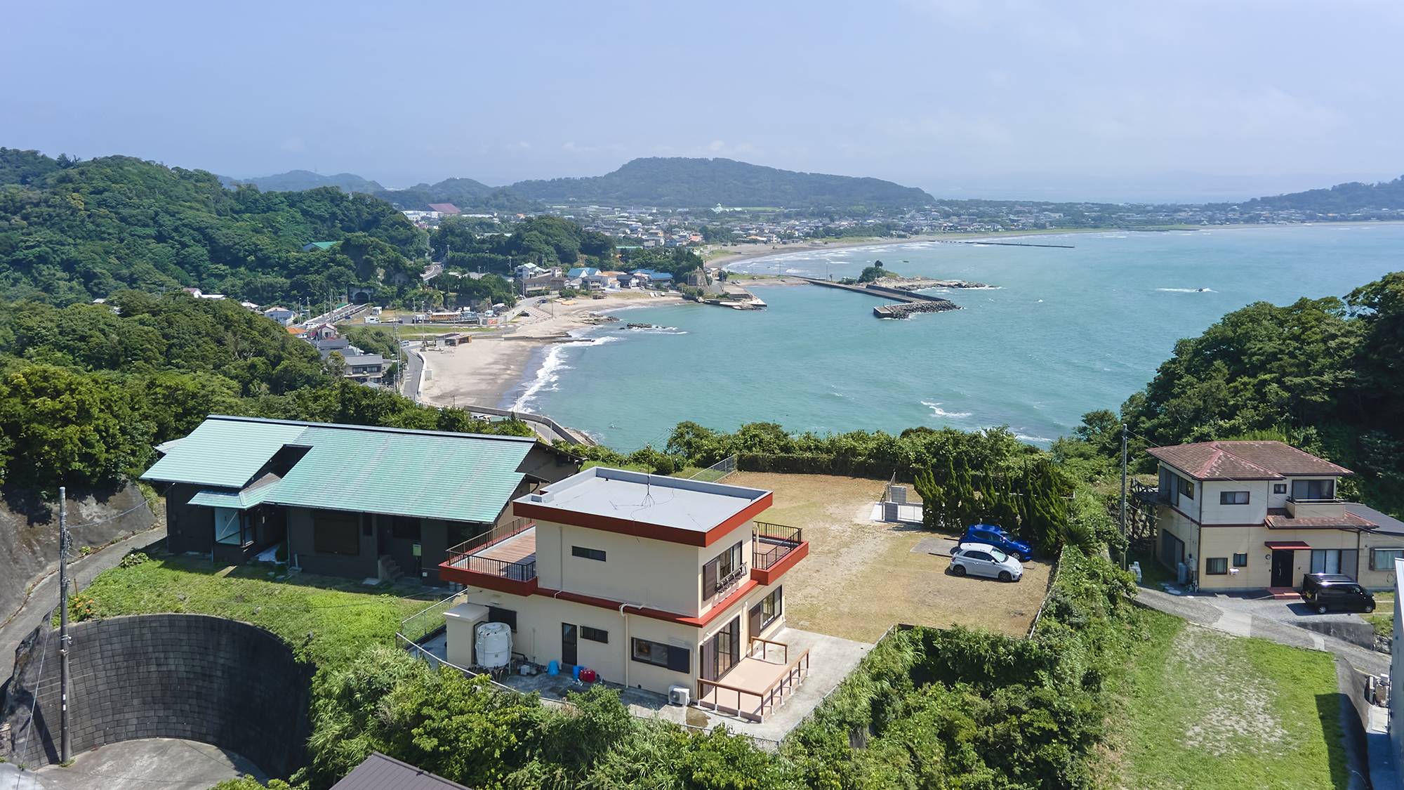 【外観】眼下には海岸が広がります。