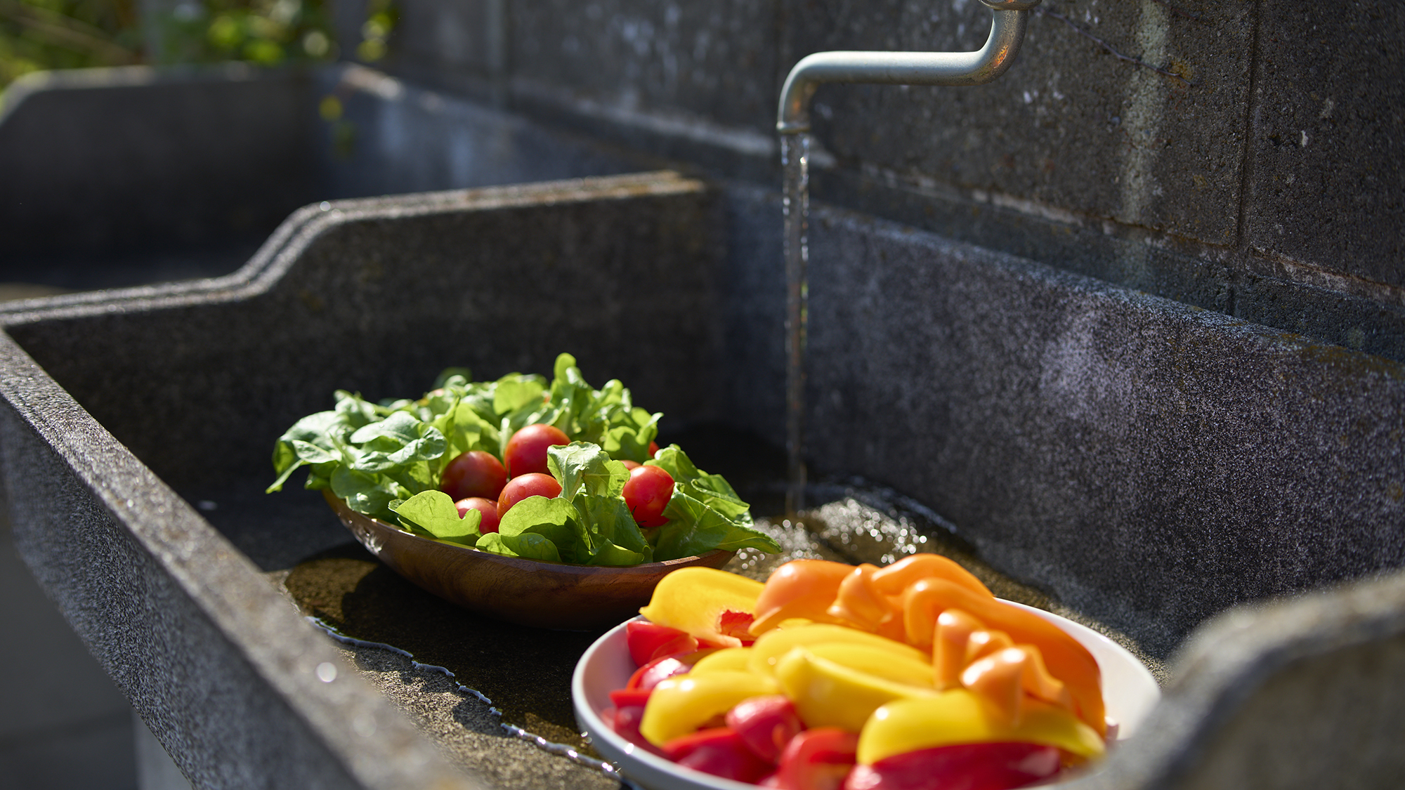 【屋外洗い場】BBQをするのにとても便利です。