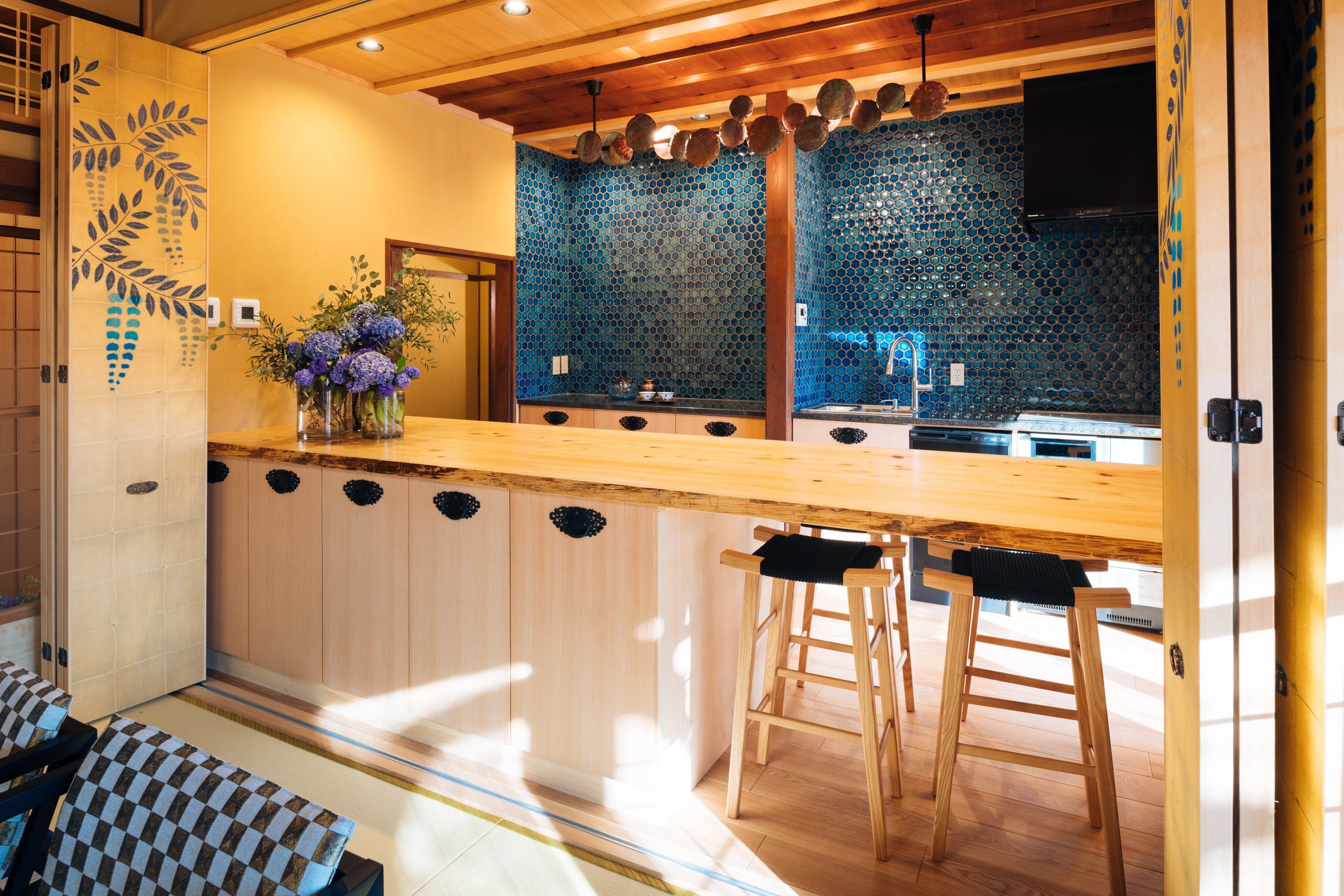 【キッチン】カウンター越しに団らんも可能です