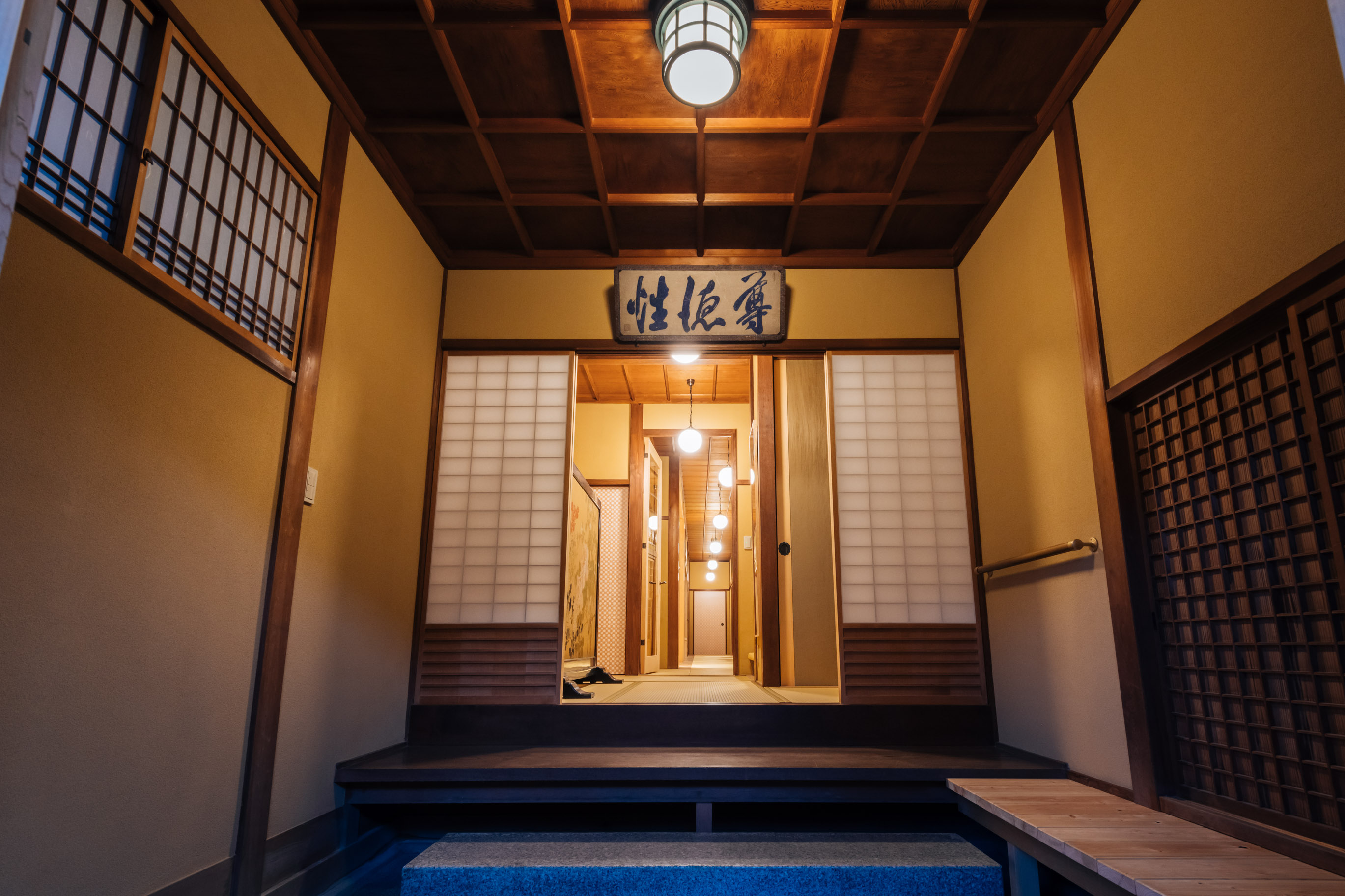 【エントランス】&rdquo;わびさびの美&rdquo;と、華やかな&rdquo;雅の美&rdquo;の対比がドラマチックな空間を創り上げています