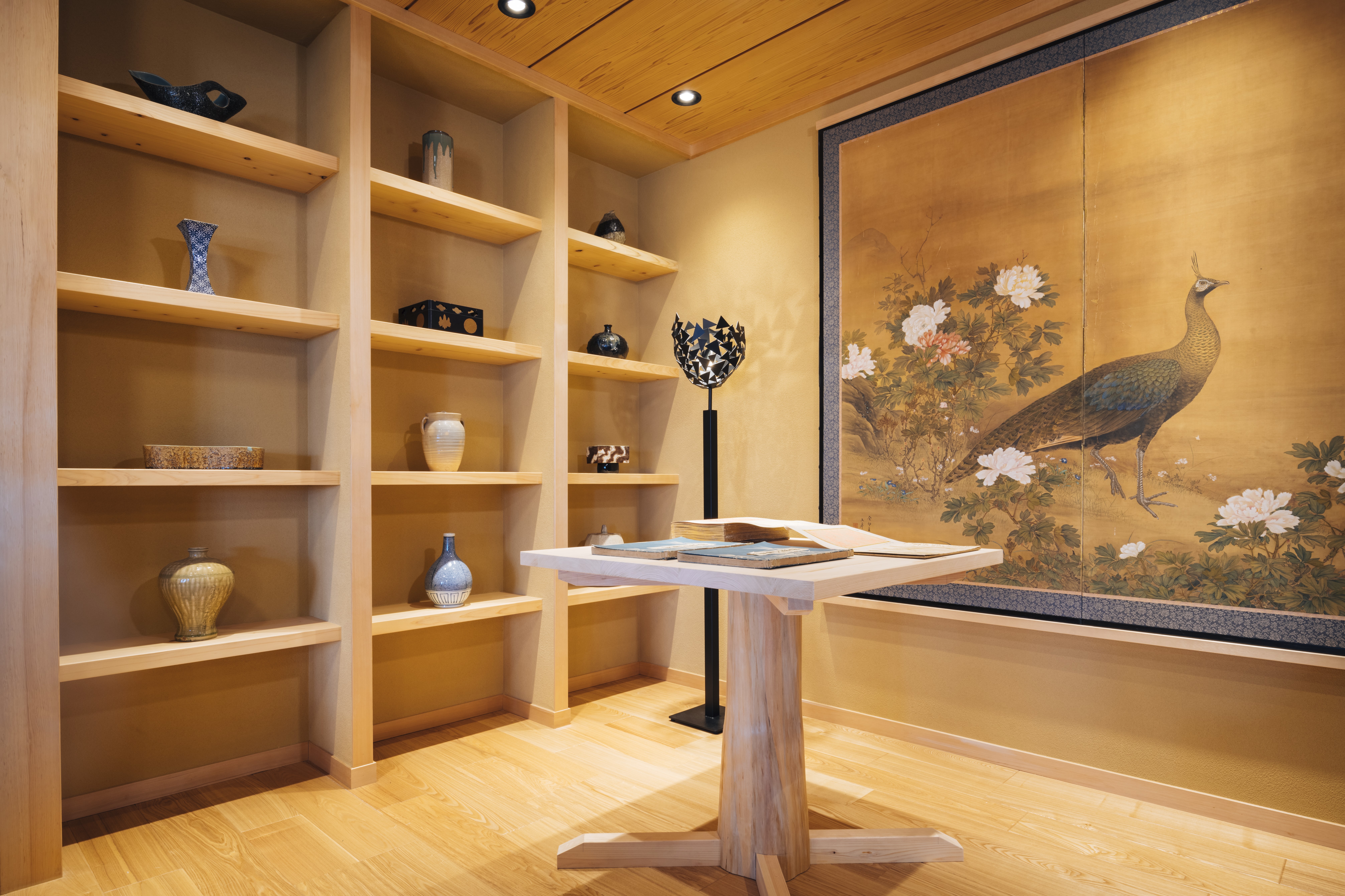 【リビング】雌雄の孔雀を描いた狩野派の二曲屏風や、虎の屏風などを室内に大胆に展示しました