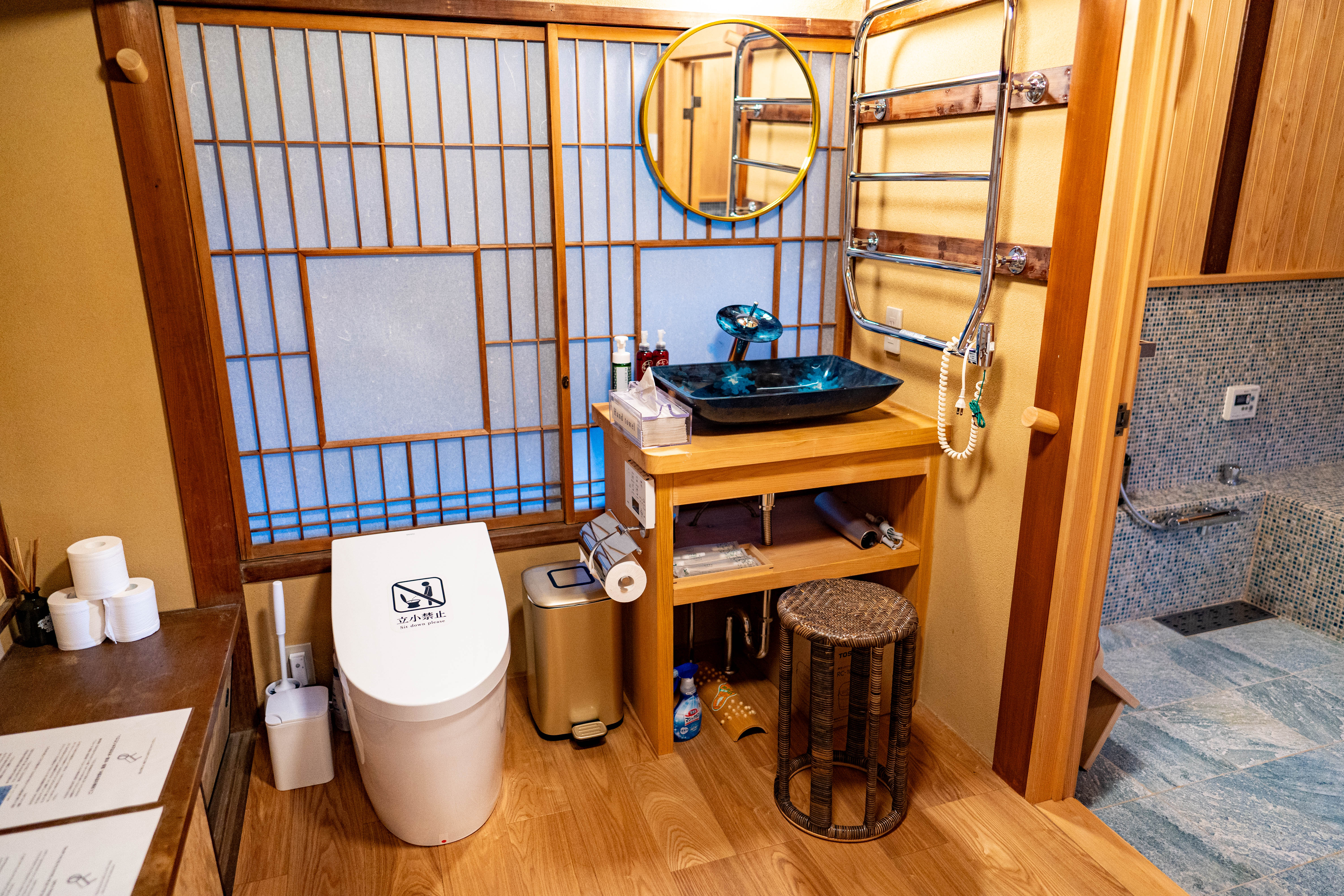 【バスルーム　洗面所】洗面台とドライヤーを完備しています。