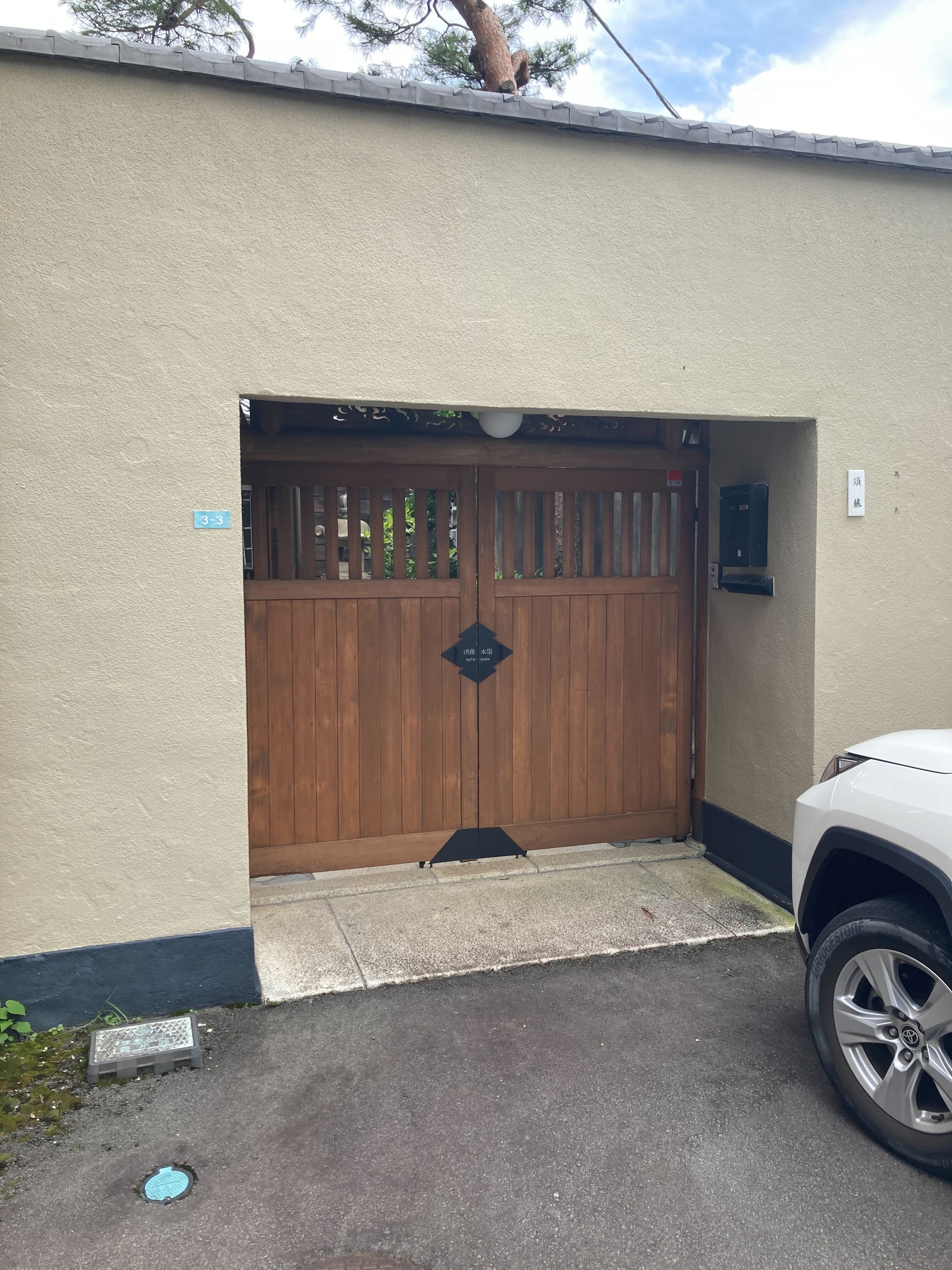 【外観】門の高さ：190cm　門の幅：220cm　駐車場1台可能です（車高制限有）