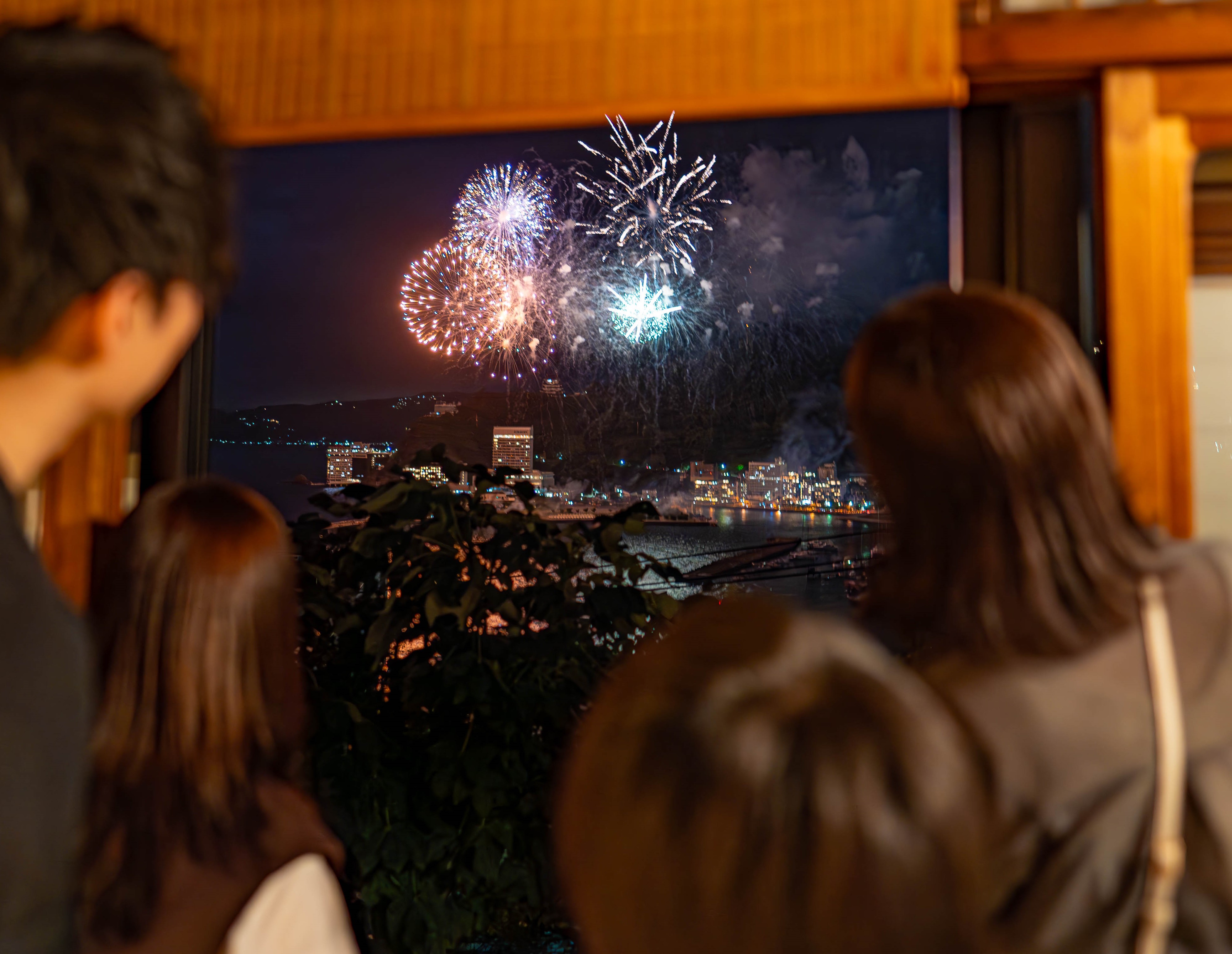 2階と1階のデッキから熱海海上花火大会を特等席でご覧いただけます