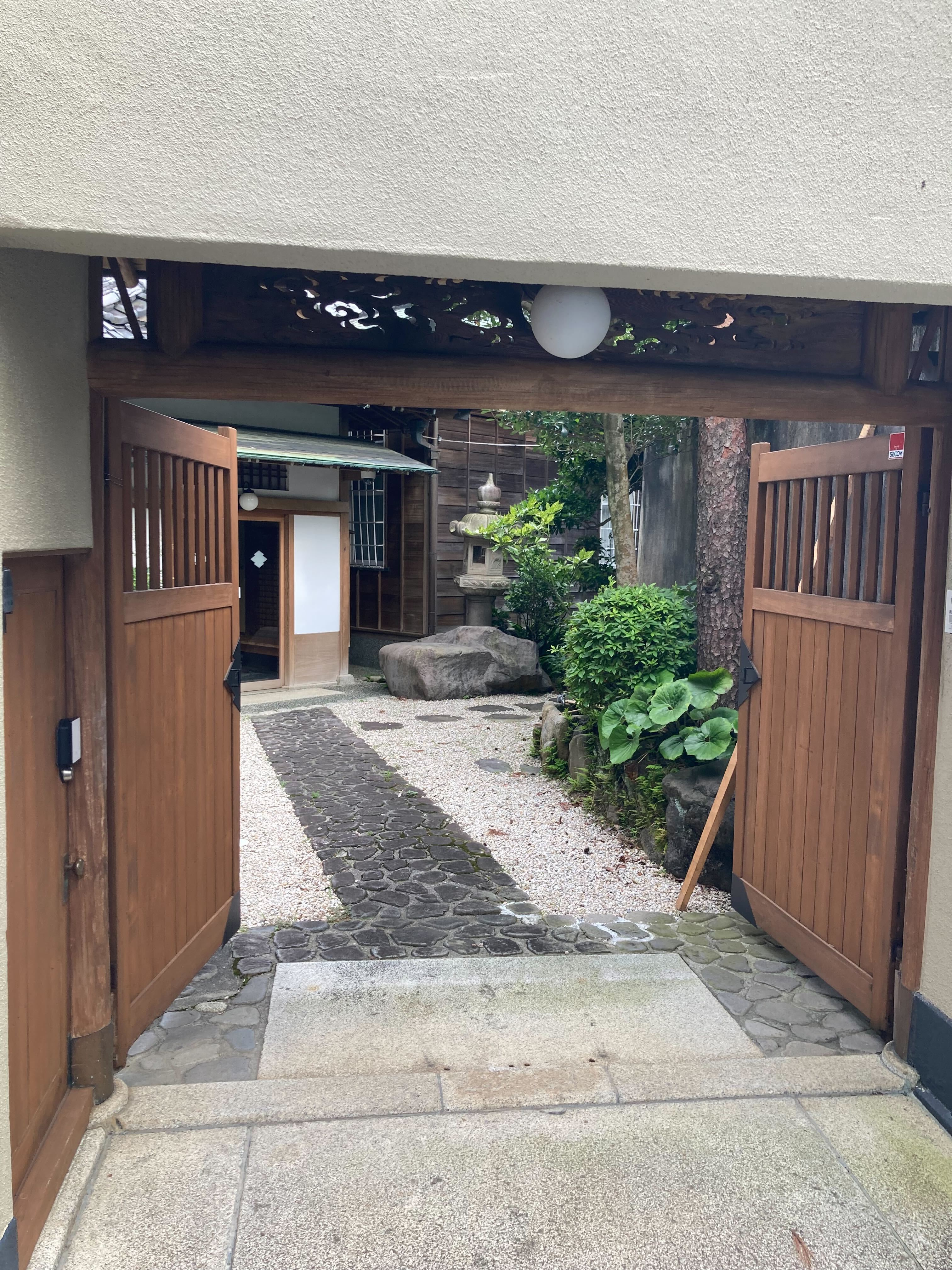 【外観】門　一棟貸しタイプの建物で、プライベート空間をご利用いただけます