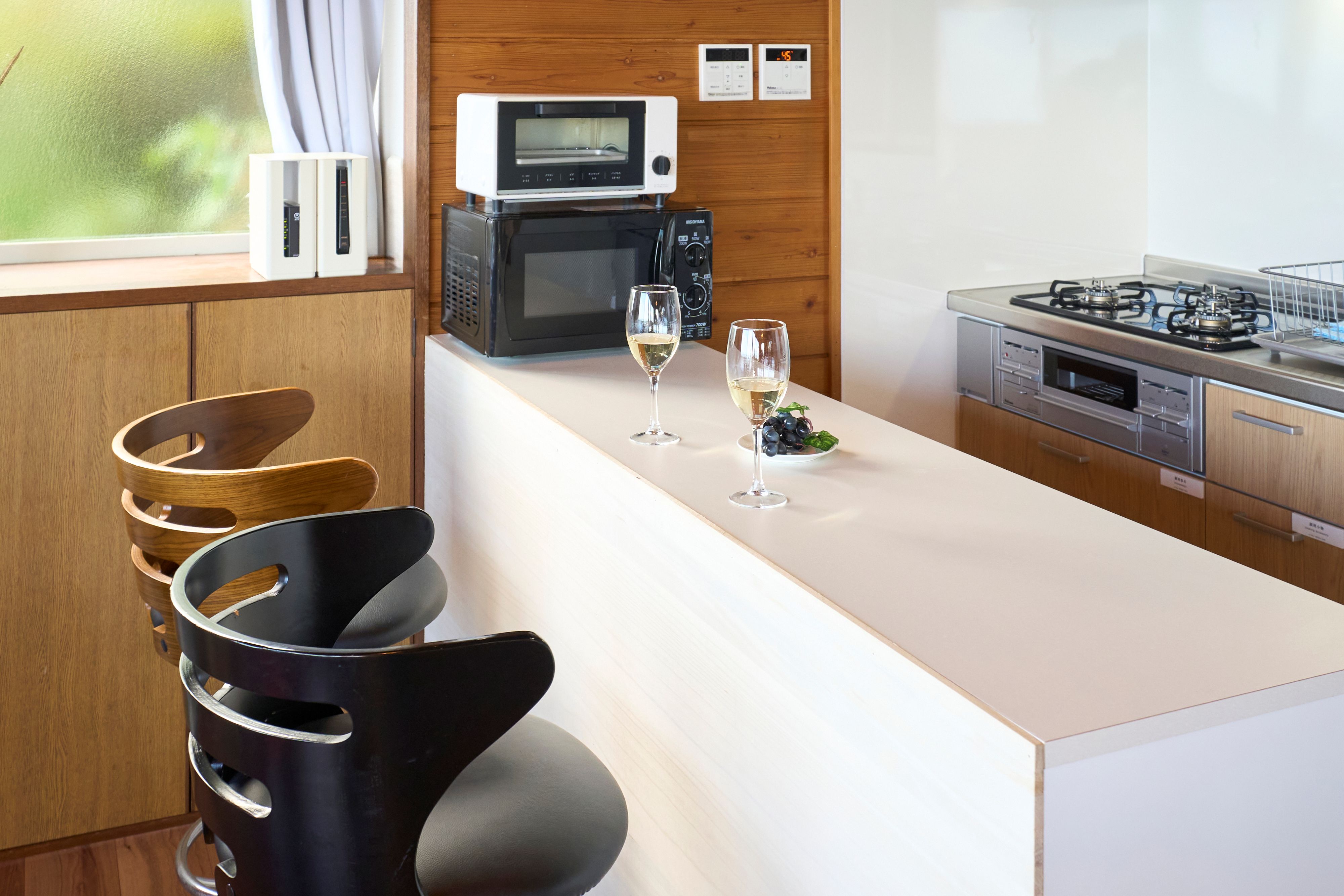 【キッチン】キッチン横のカウンターで、ワインを片手にくつろぎの時間をどうぞ。