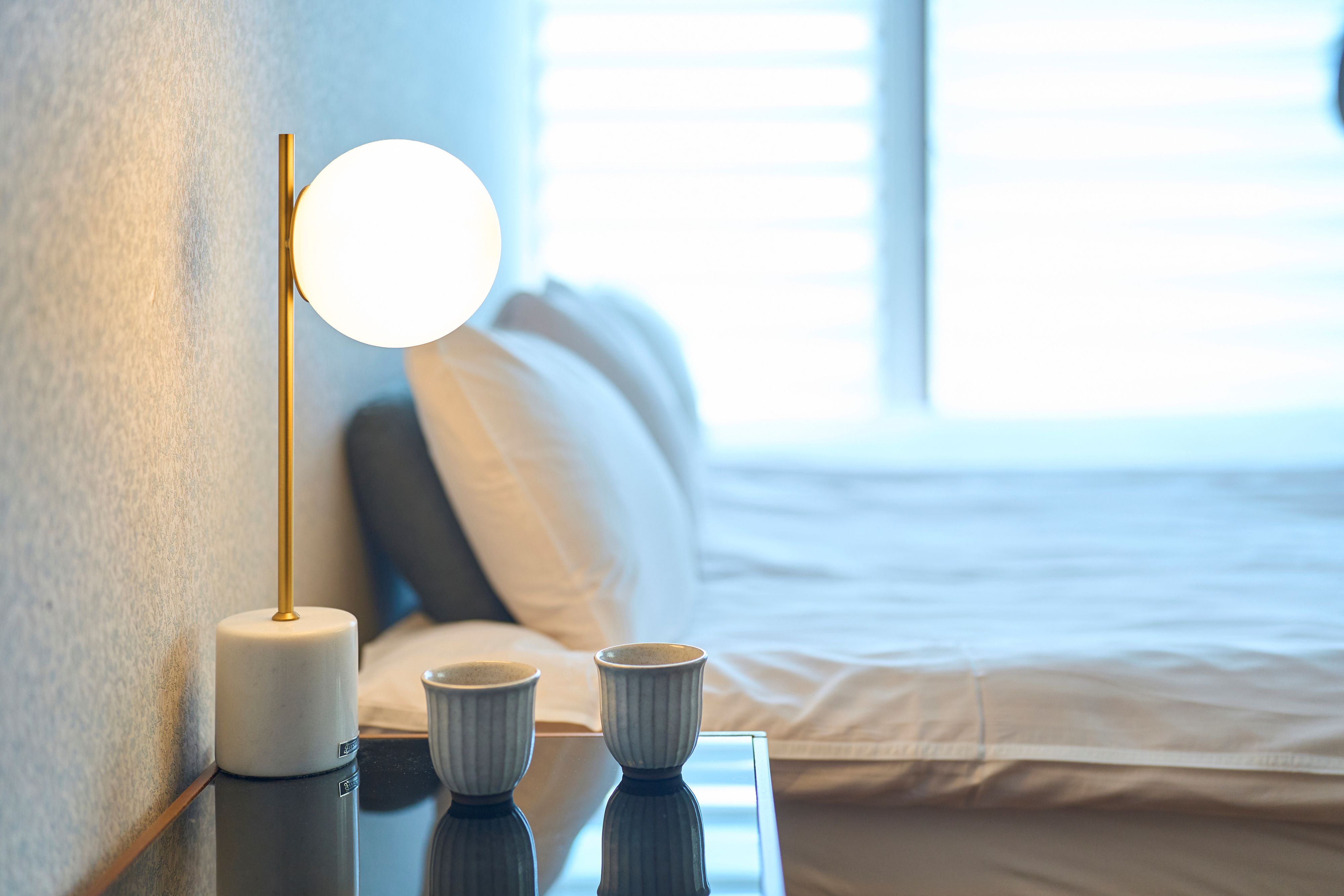 【寝室②】ダブル&times;１、シングル&times;１自然光が心地よいベッドルームです。