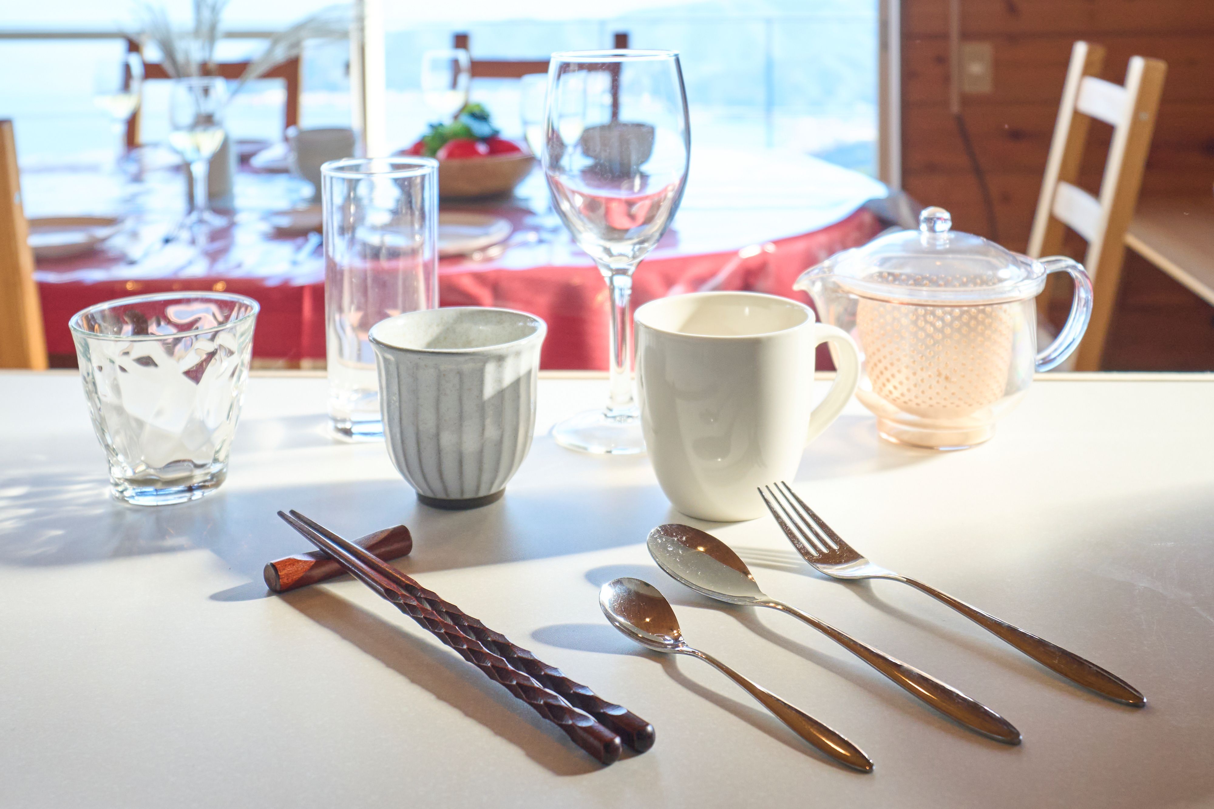 【ダイニング】グラスやカップ、カトラリーを揃えています。食事やティータイムに便利です。