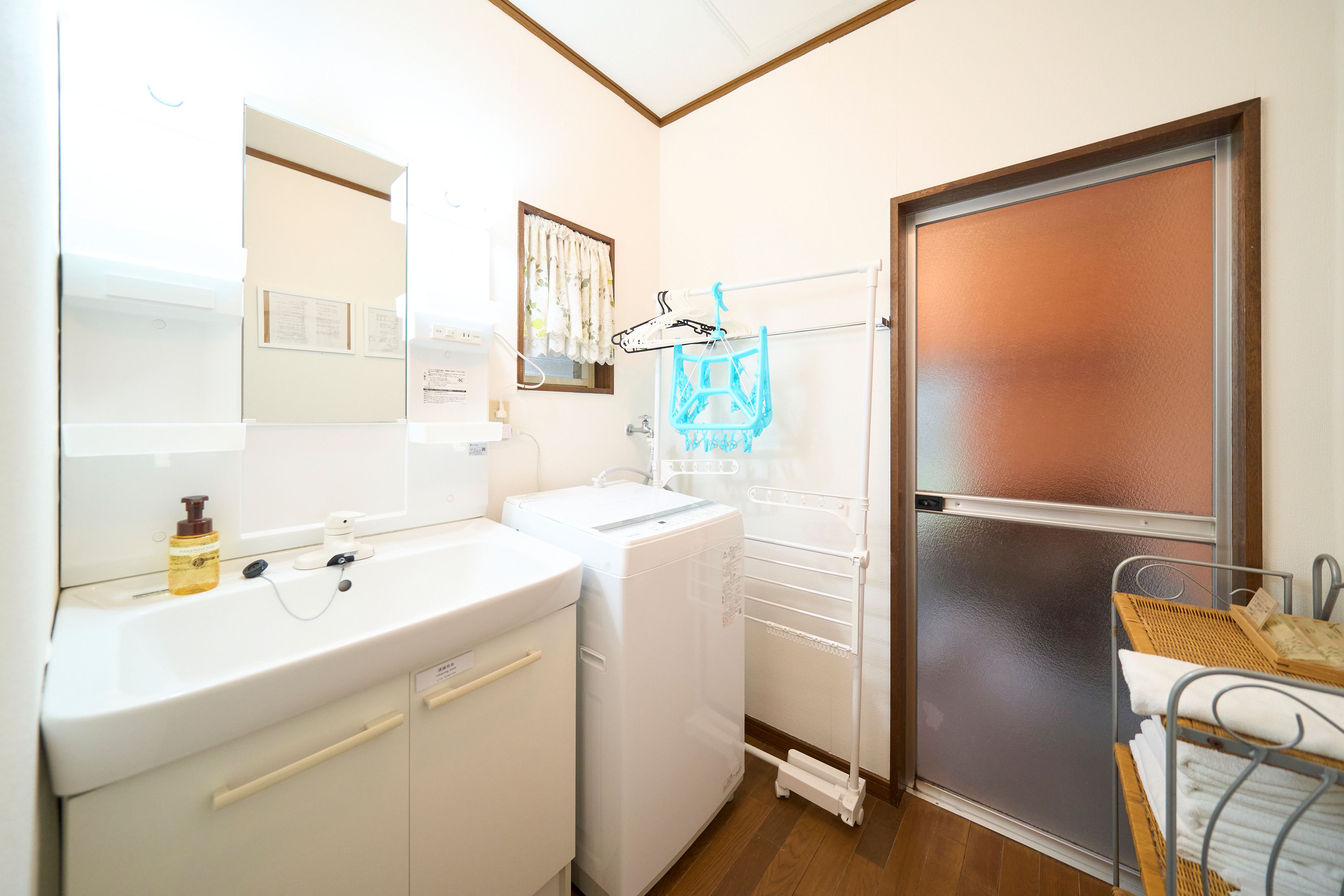 【洗面所】洗面台とドライヤーを完備、洗濯機もご用意しています。　※洗剤はご持参ください