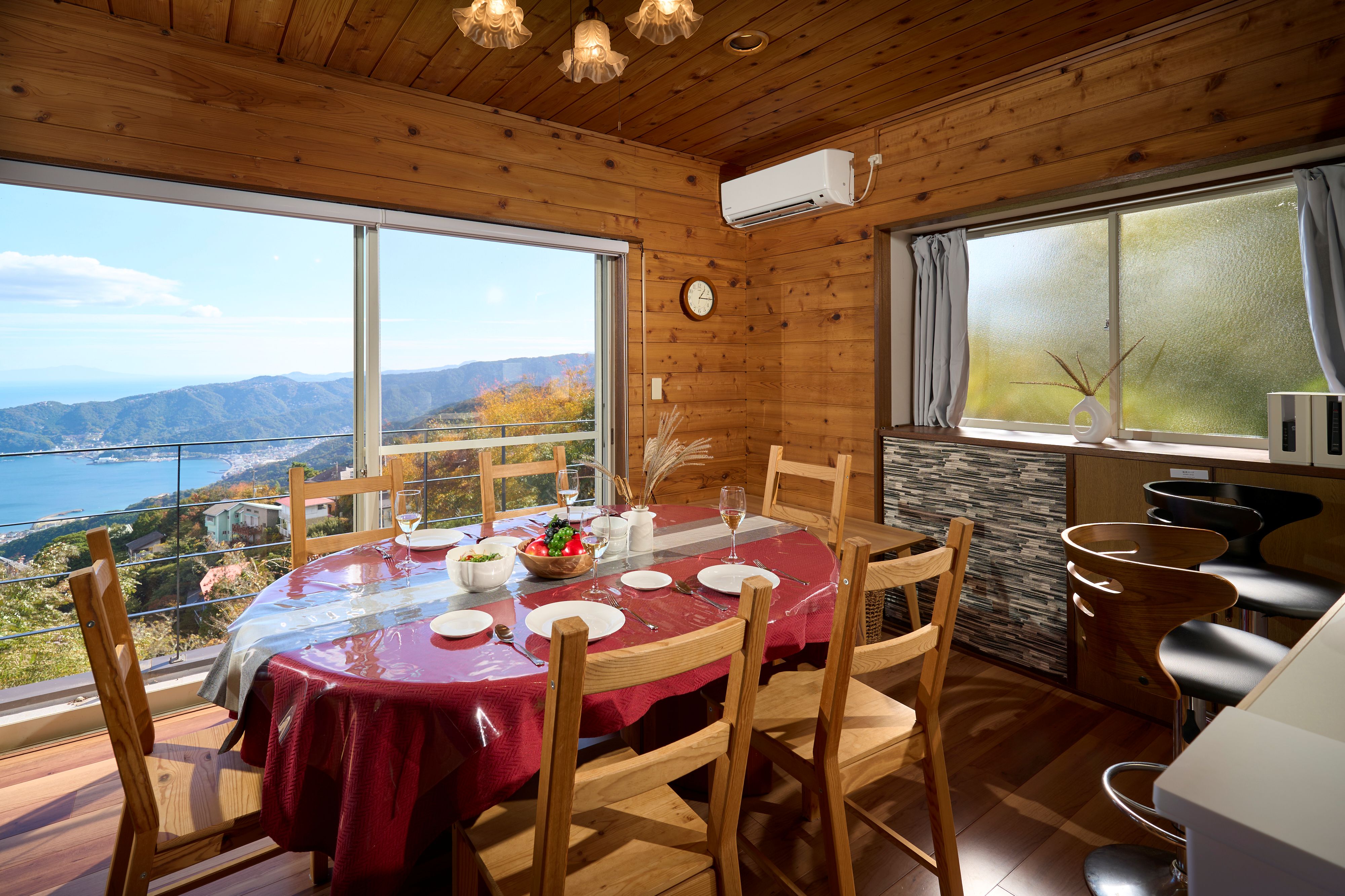 【ダイニング】昼間は青い海、夜はきらめく夜景が特別なひとときを。