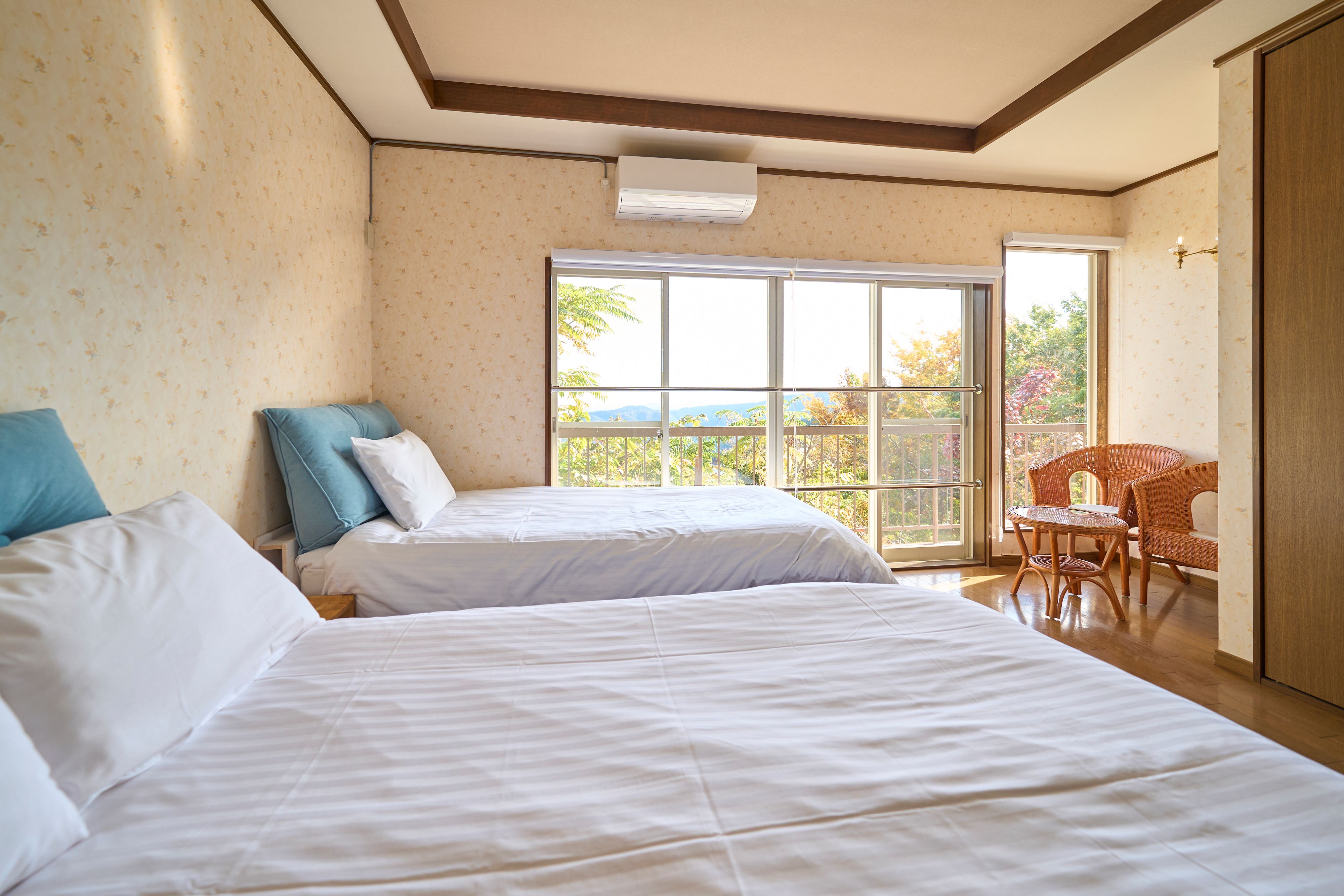 【寝室①】ダブル&times;１、シングル&times;１窓の外には海と緑の絶景。