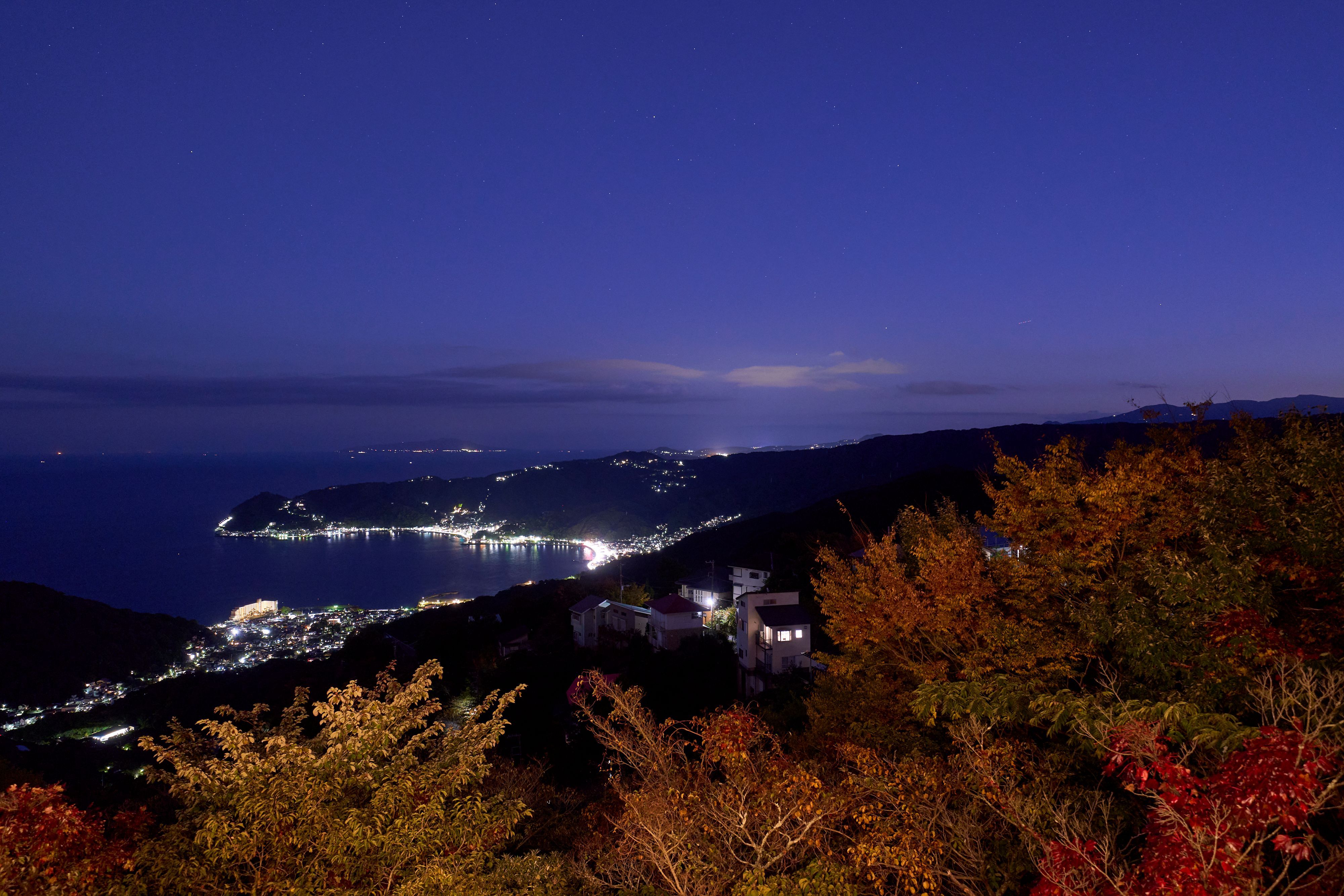 【景観】バルコニーから望む熱海の美しい夜景。海と街の灯りが織りなす絶景をお楽しみください。