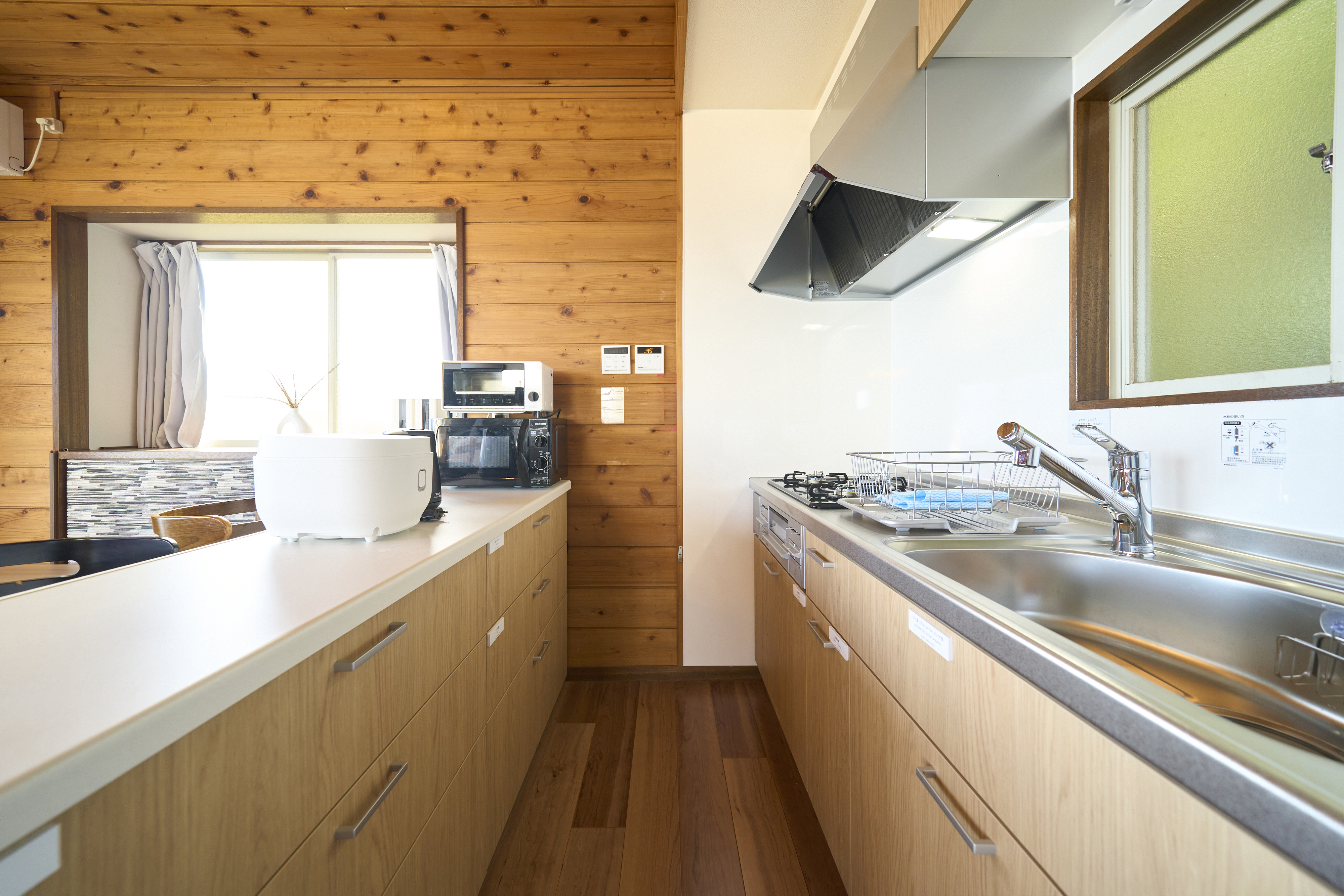 【キッチン】木の温もりを感じるキッチン。ガスコンロや家電を完備しています。