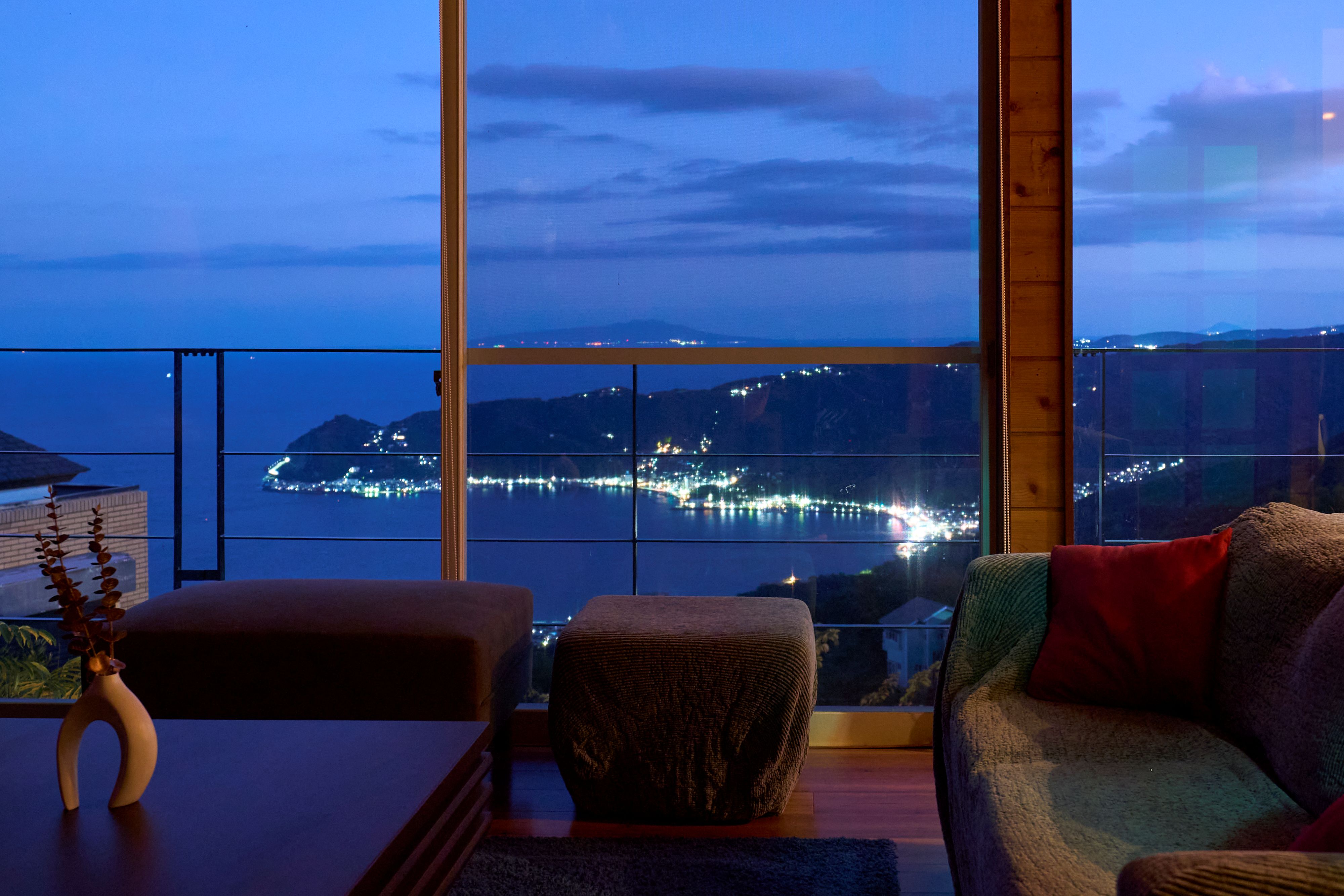 【リビング】ソファに座れば、熱海の街と海のきらめく夜景が目の前に広がります。