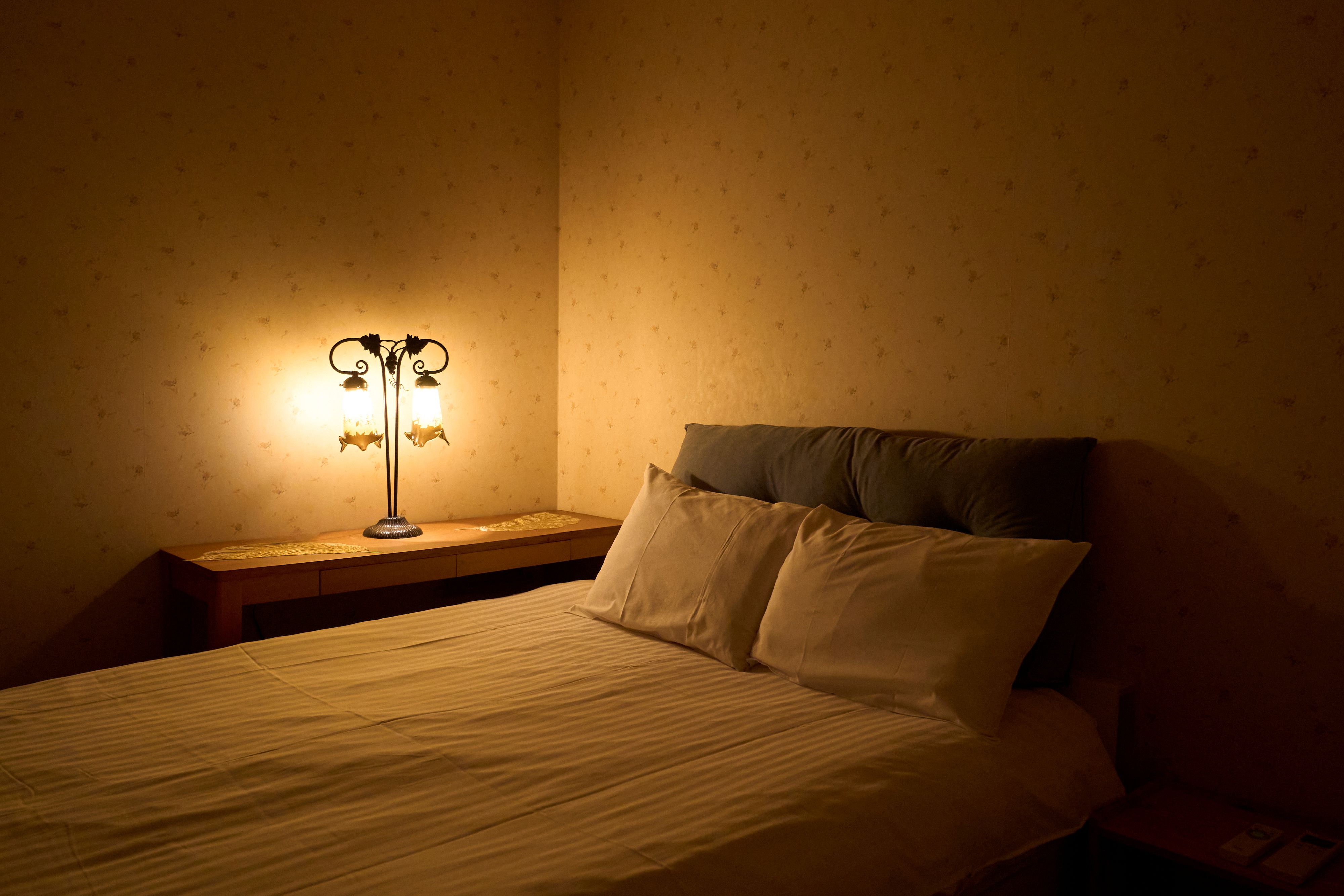 【寝室①】ダブル&times;１、シングル&times;１夜のリラックスタイムをゆったり楽しめます。